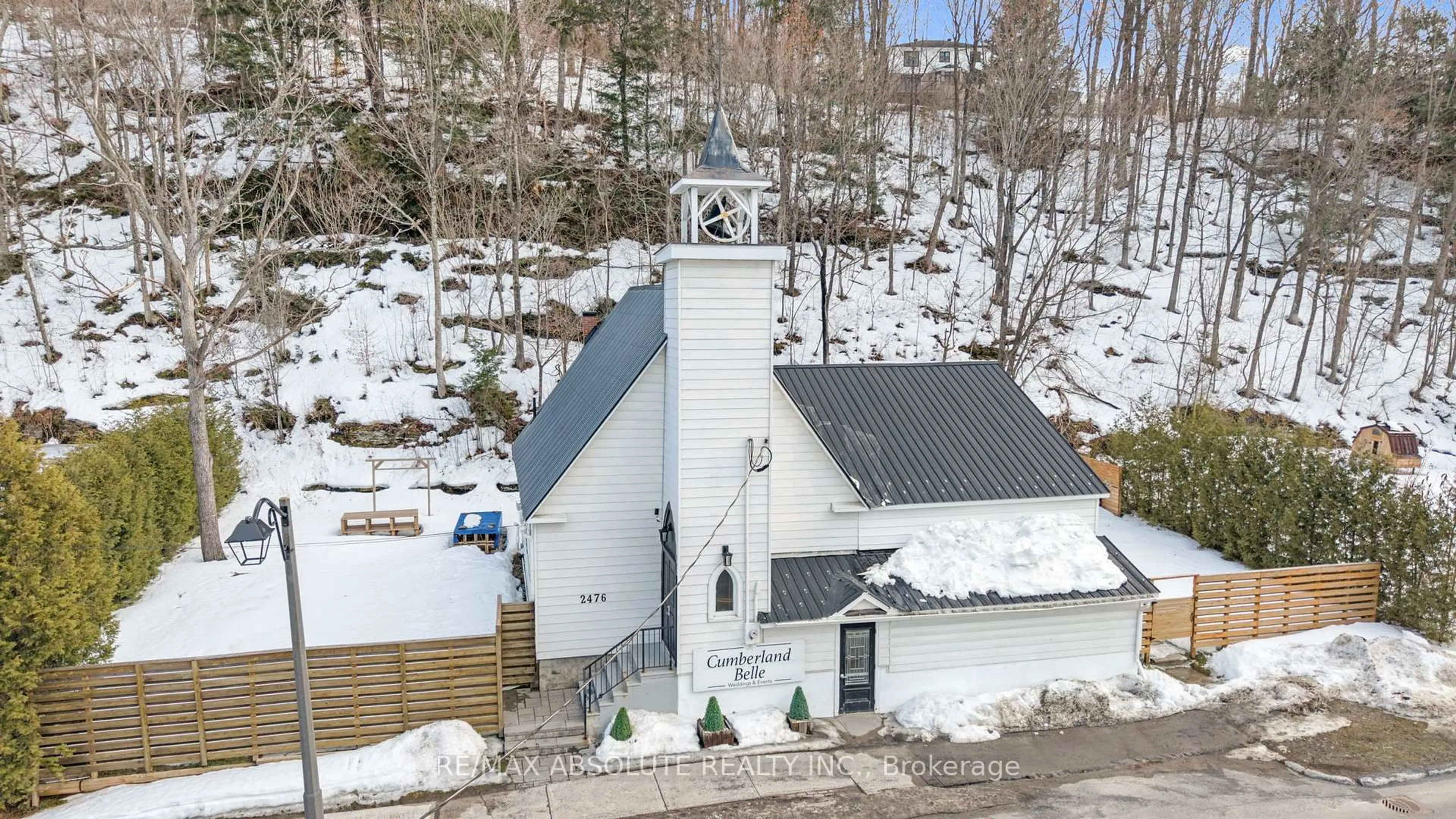 A pic from outside/outdoor area/front of a property/back of a property/a pic from drone, building for 2476 Old Montreal Rd, Cumberland Ontario K4C 1G6