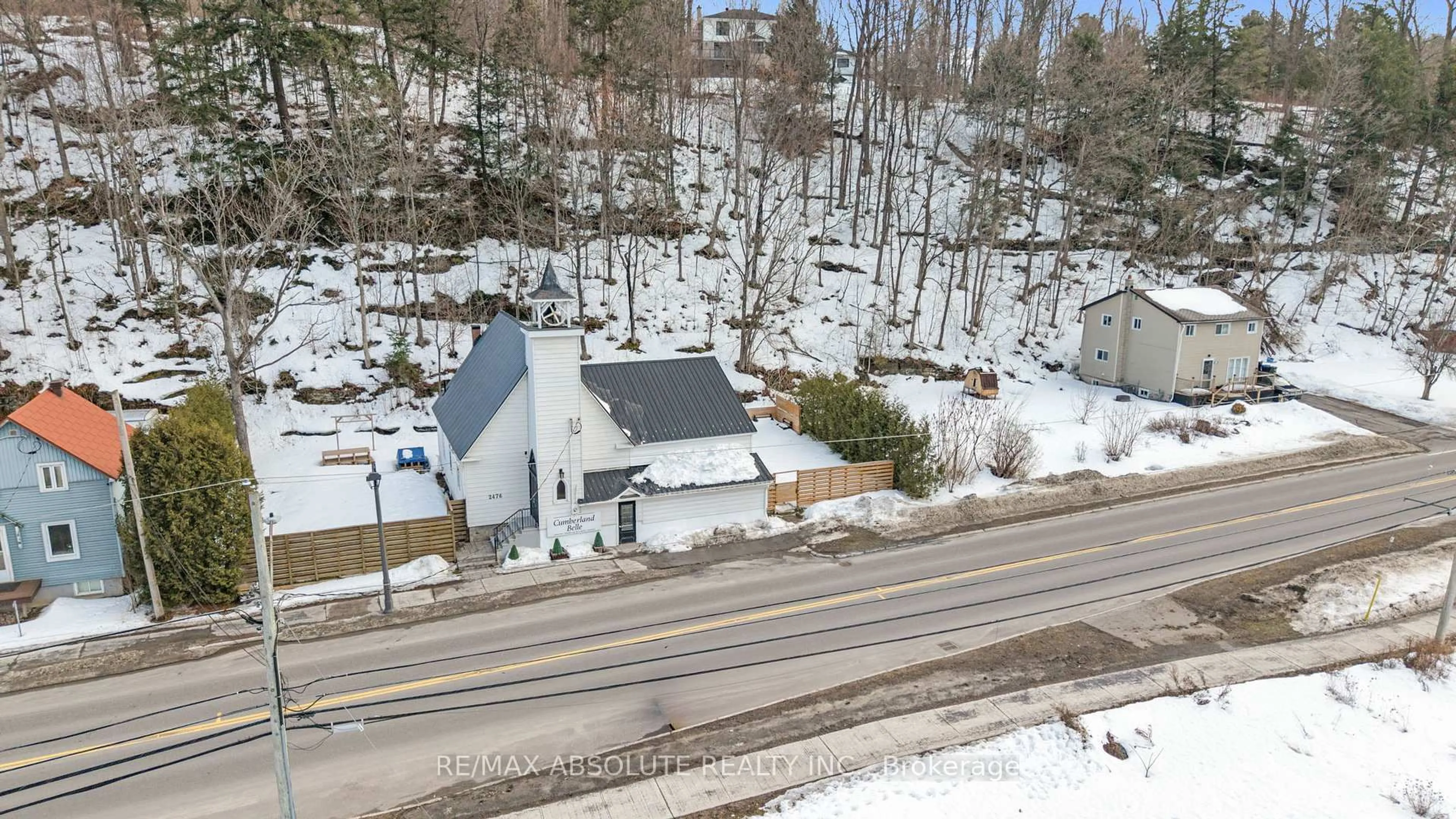 A pic from outside/outdoor area/front of a property/back of a property/a pic from drone, unknown for 2476 Old Montreal Rd, Cumberland Ontario K4C 1G6