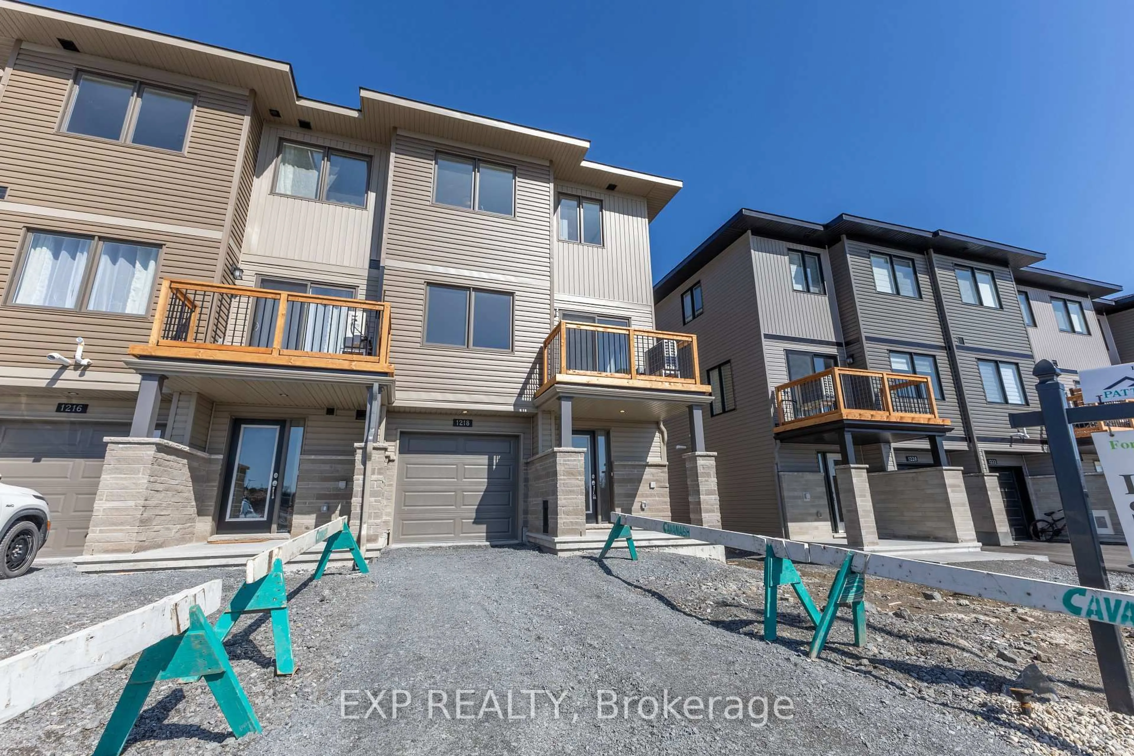 A pic from outside/outdoor area/front of a property/back of a property/a pic from drone, unknown for 1208 Cope Dr, Ottawa Ontario K2S 3C4