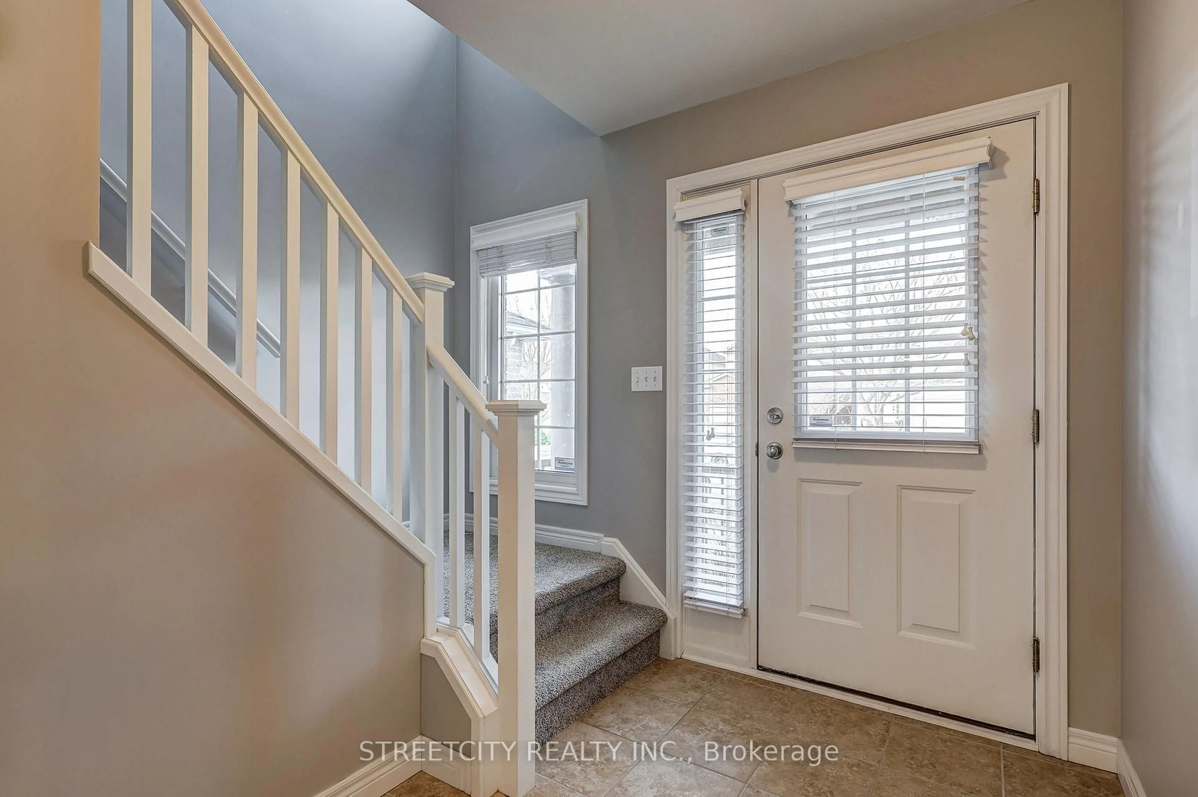 Indoor entryway for 872 Bradshaw Cres, London North Ontario N5X 0B6