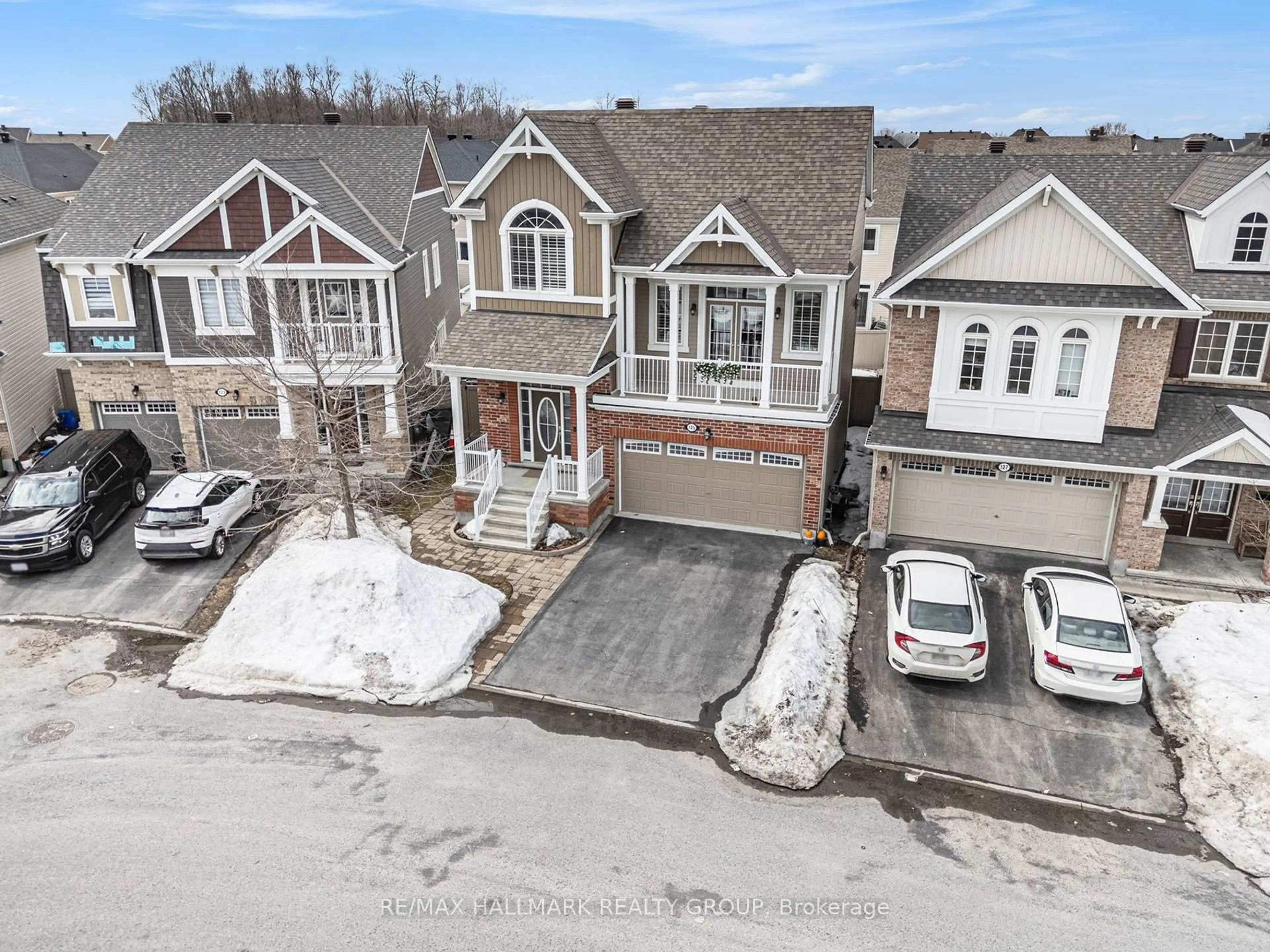 A pic from outside/outdoor area/front of a property/back of a property/a pic from drone, street for 125 SOLARIS Dr, Ottawa Ontario K2M 0M1
