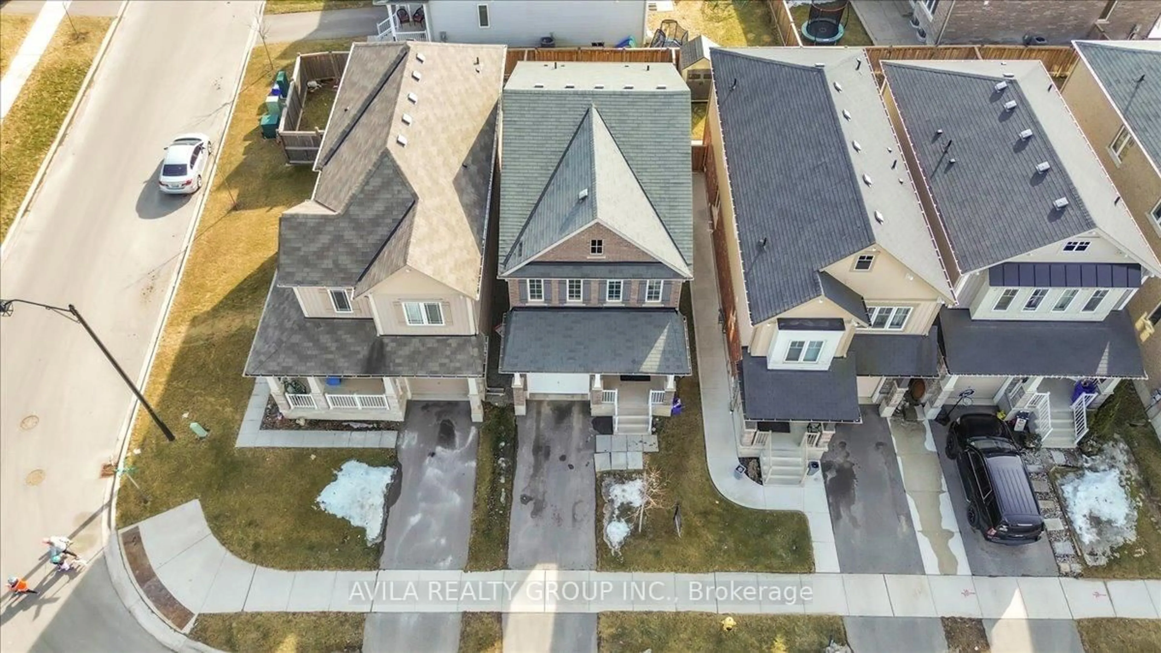 A pic from outside/outdoor area/front of a property/back of a property/a pic from drone, street for 205 Thompson Rd, Haldimand Ontario N3W 1V3