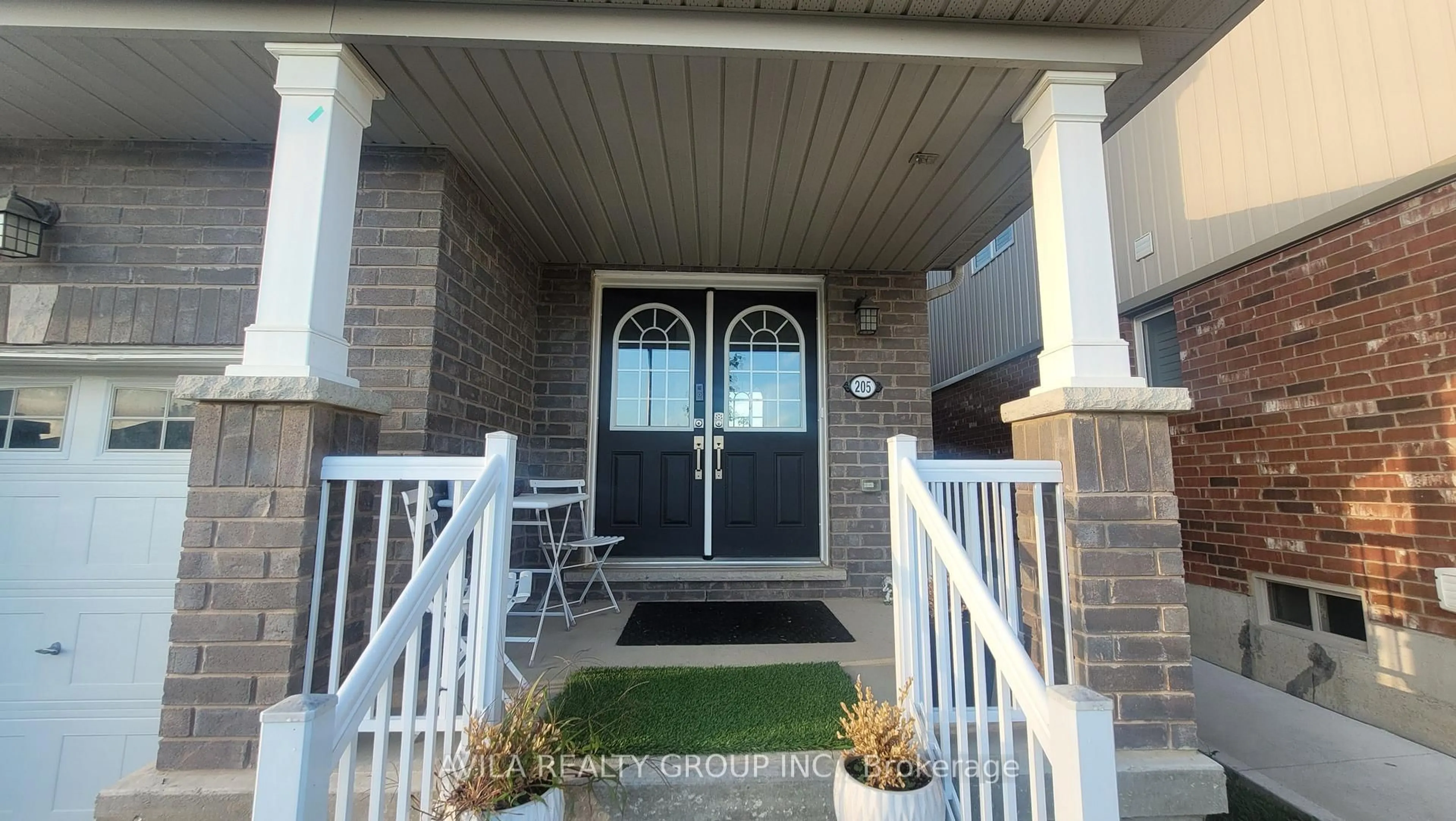 Indoor entryway for 205 Thompson Rd, Haldimand Ontario N3W 1V3