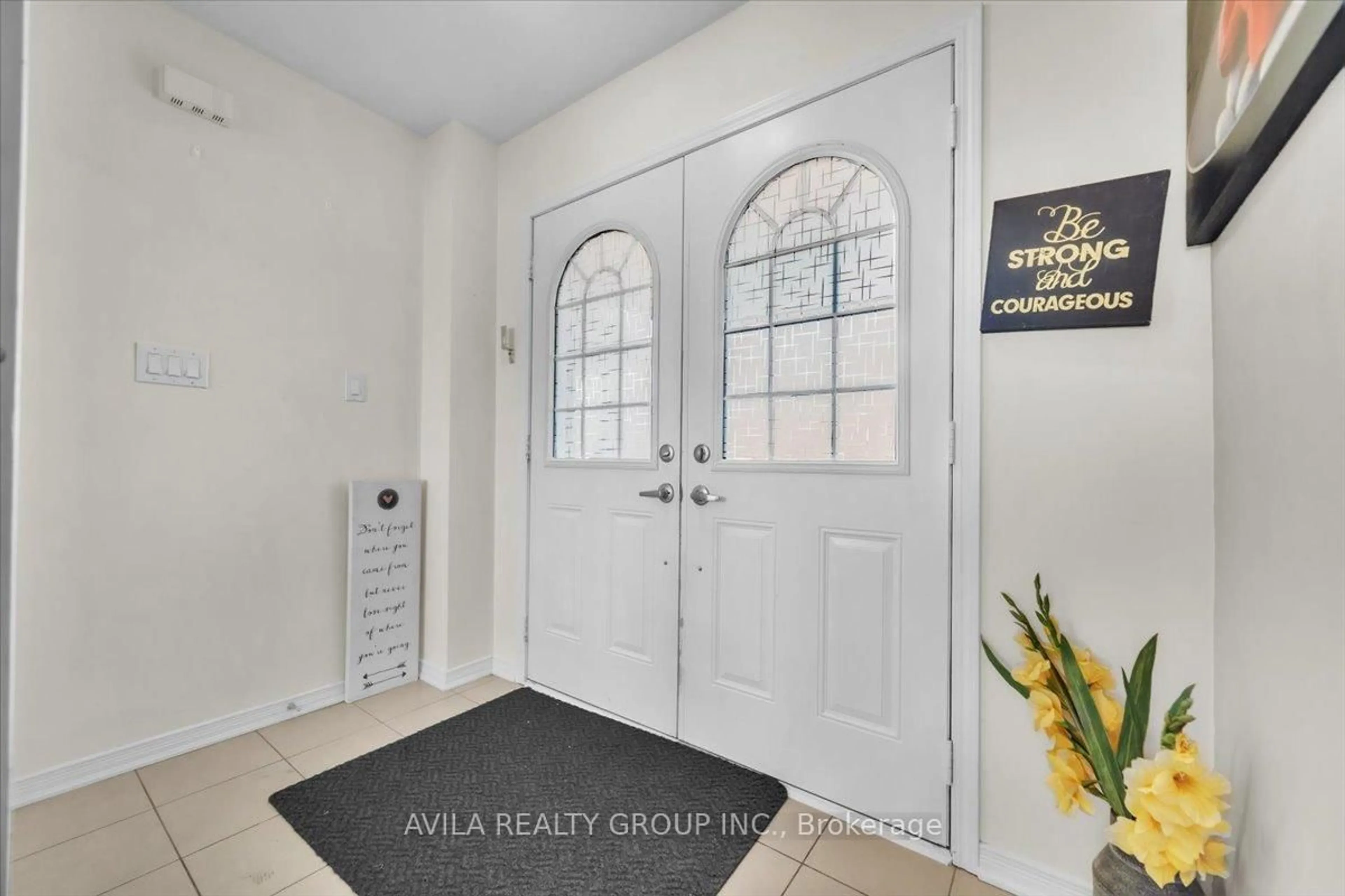 Indoor entryway for 205 Thompson Rd, Haldimand Ontario N3W 1V3