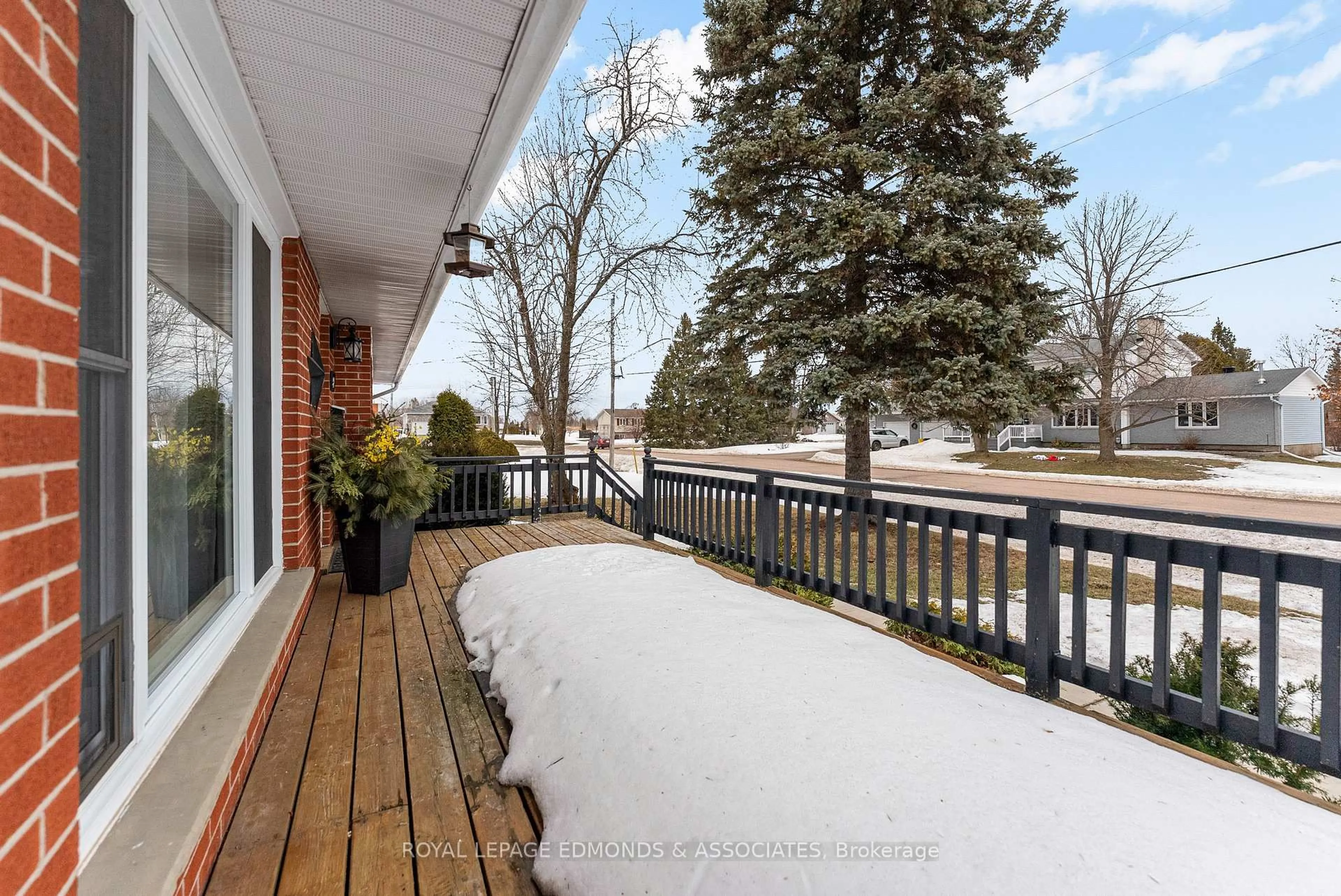 Patio, unknown for 94 Oak St, Laurentian Valley Ontario K8A 7R3