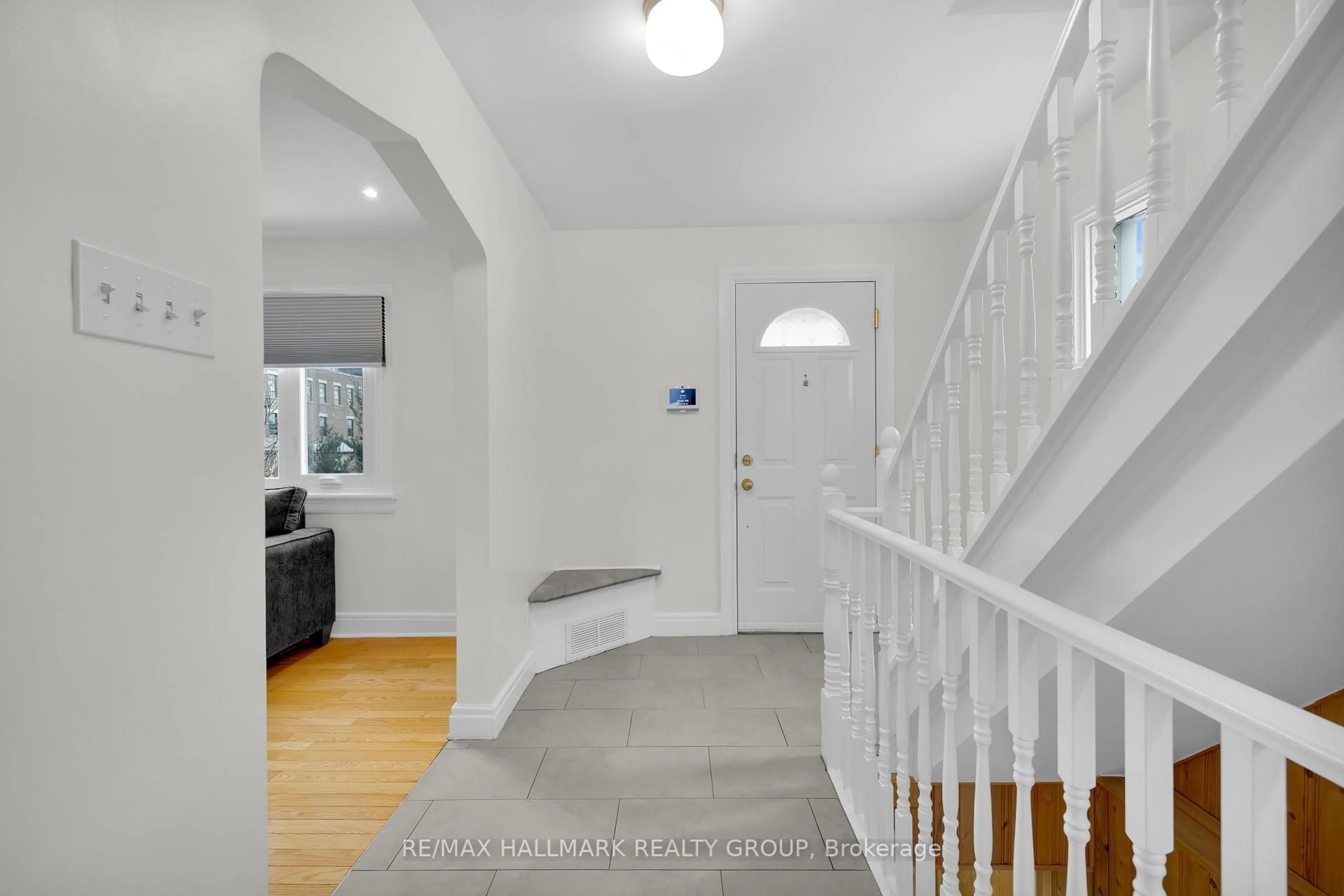 Indoor entryway for 162 Loretta Ave, Ottawa Ontario K1Y 2J8
