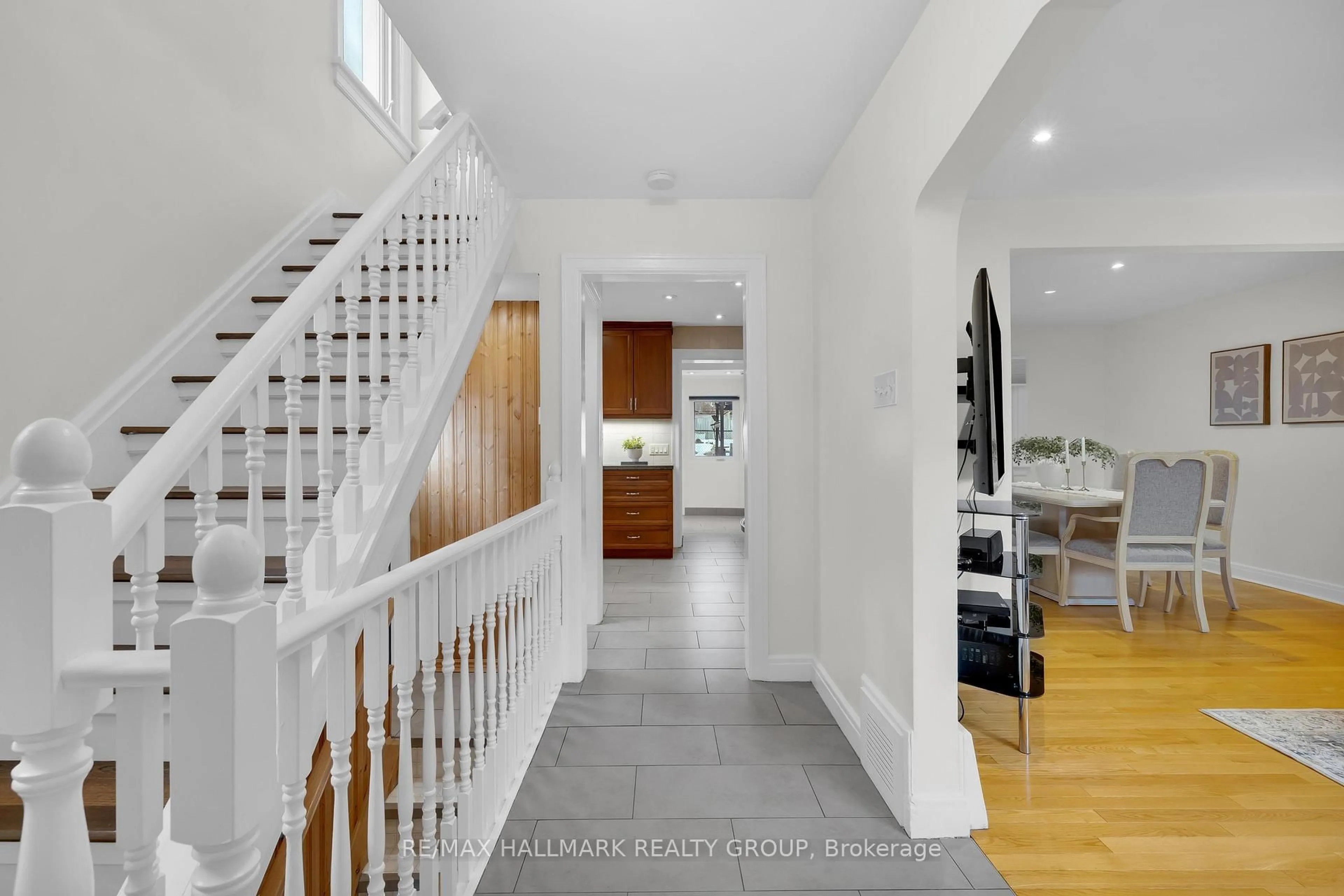 Indoor entryway for 162 Loretta Ave, Ottawa Ontario K1Y 2J8