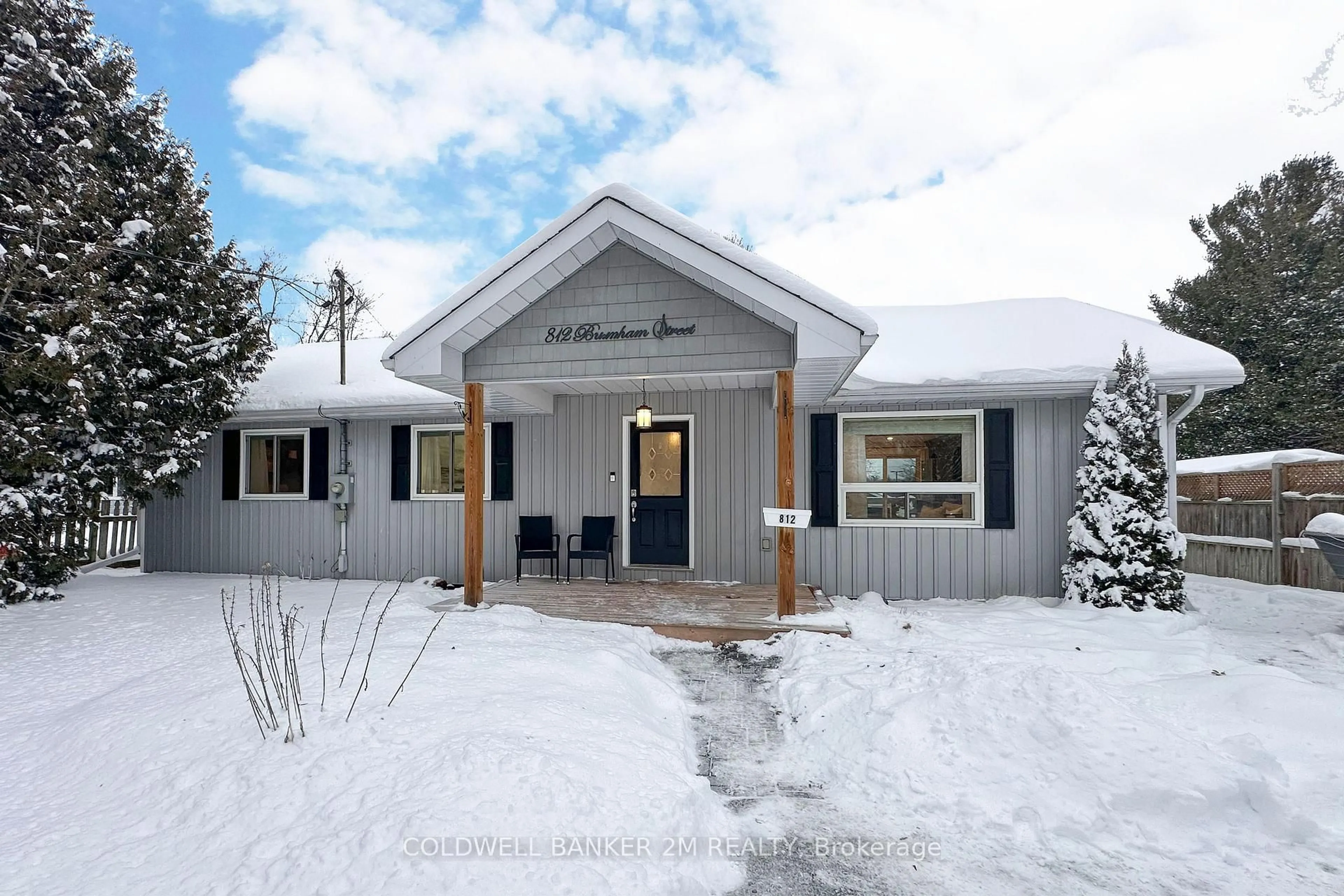 Indoor foyer for 812 Burnham St, Cobourg Ontario K9A 2X7