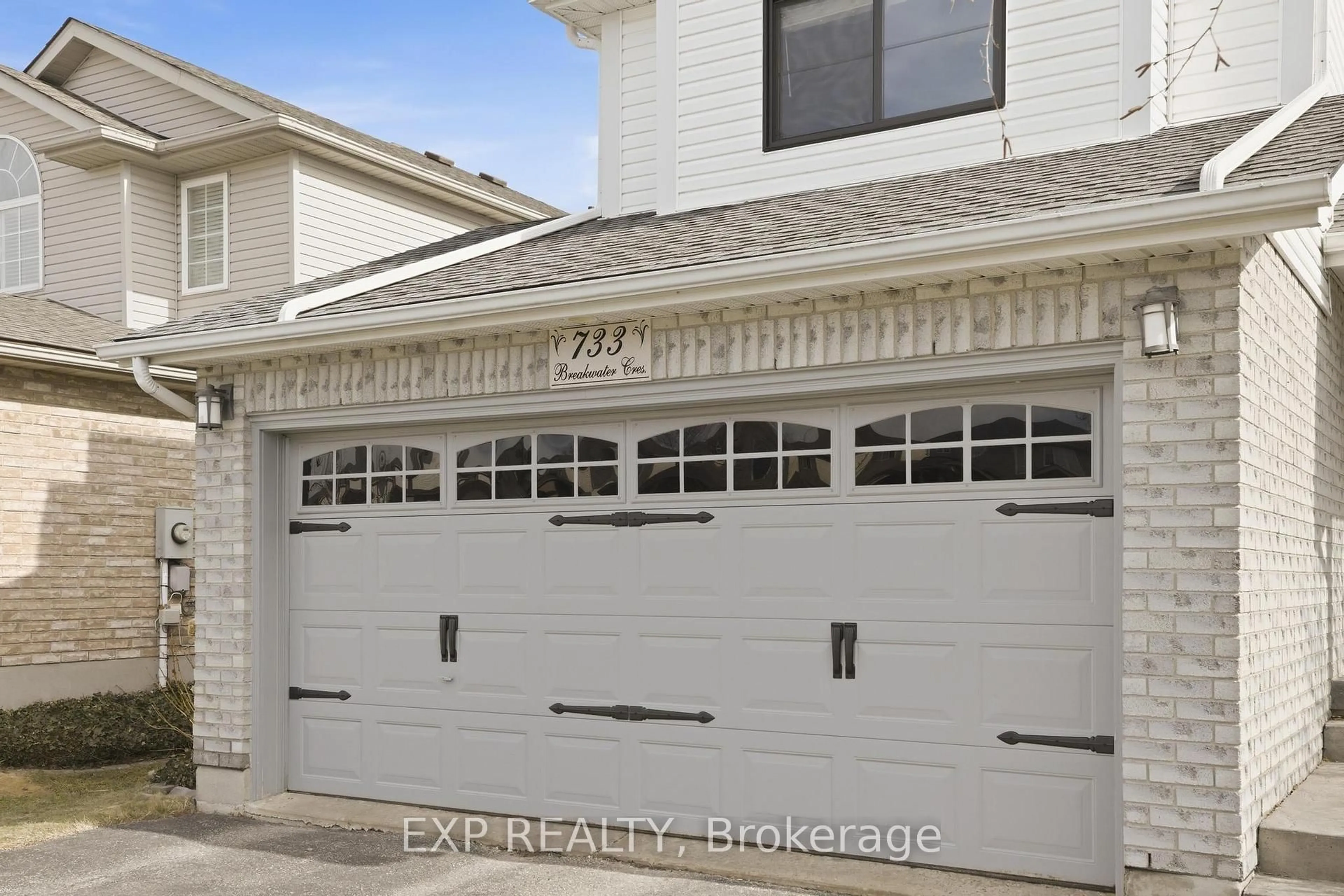 Indoor garage for 733 Breakwater Cres, Waterloo Ontario N2K 4H8