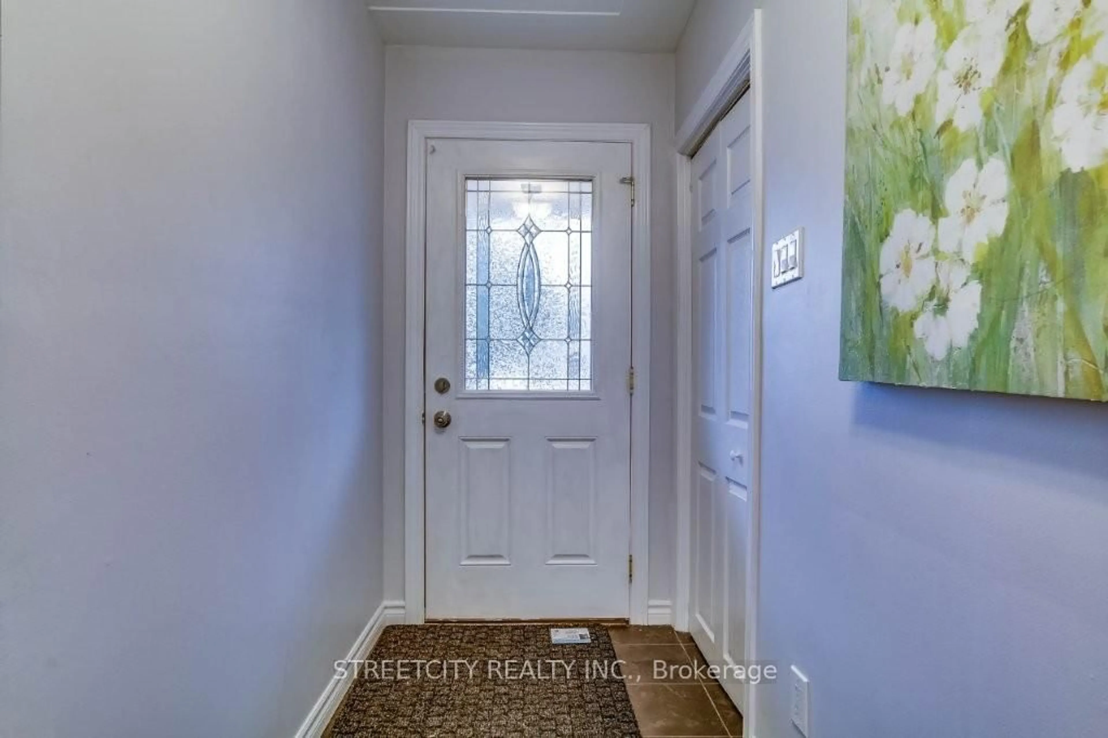 Indoor entryway for 554 Leyton Cres, London North Ontario N6G 1T3