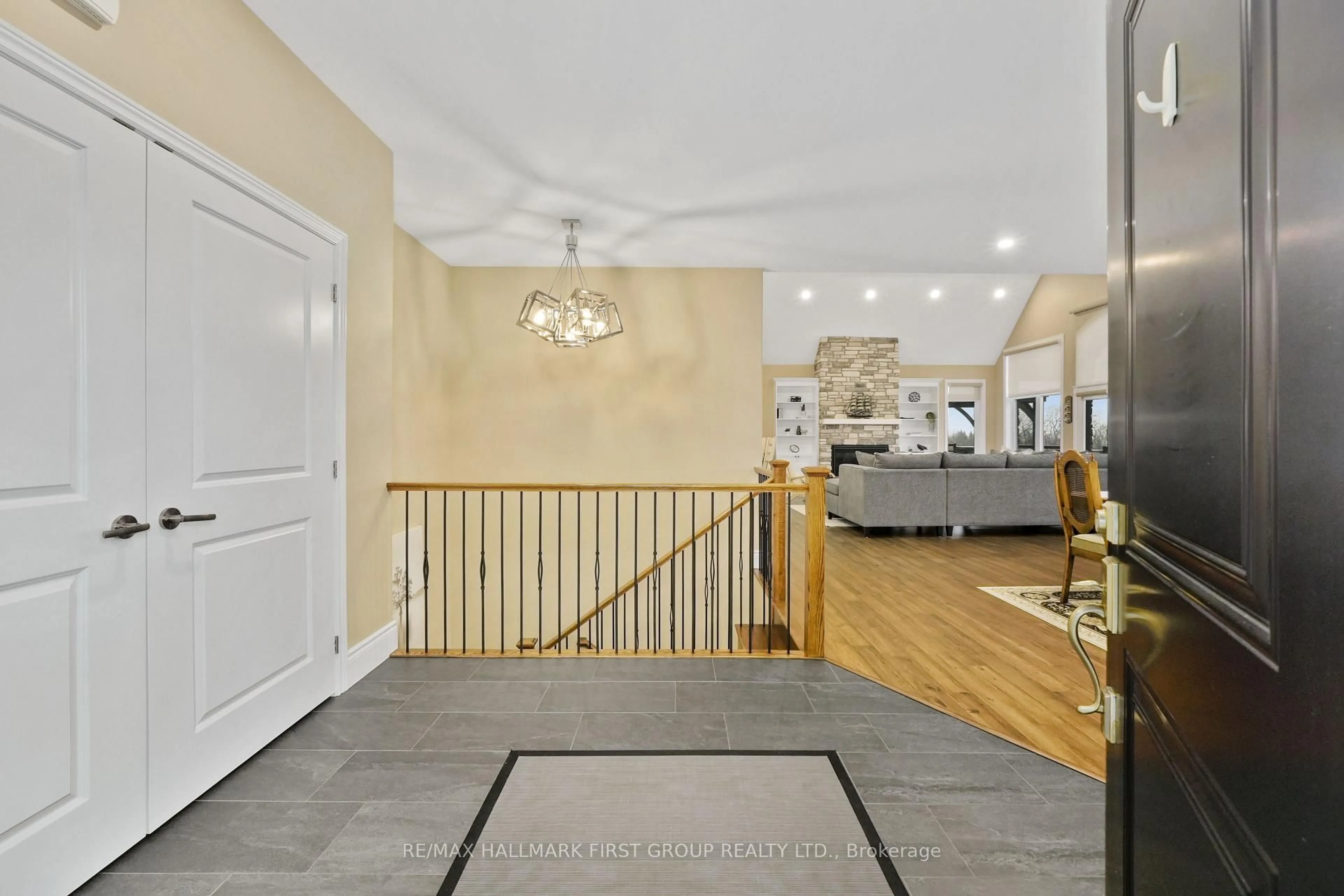Indoor foyer for 667 Huff Rd, Brighton Ontario K0K 1H0