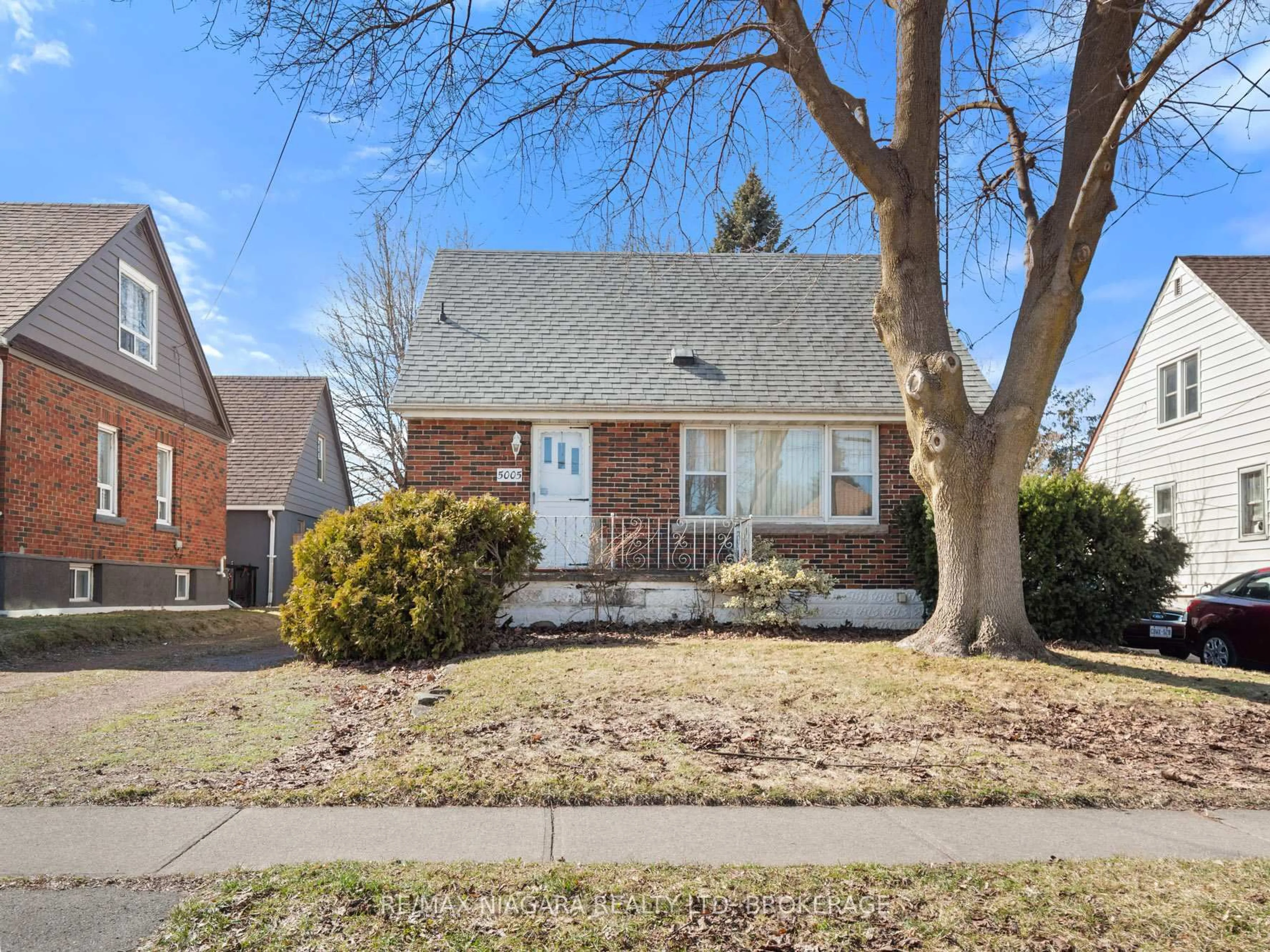 Home with brick exterior material, street for 5005 Kingston Ave, Niagara Falls Ontario L2E 5B3