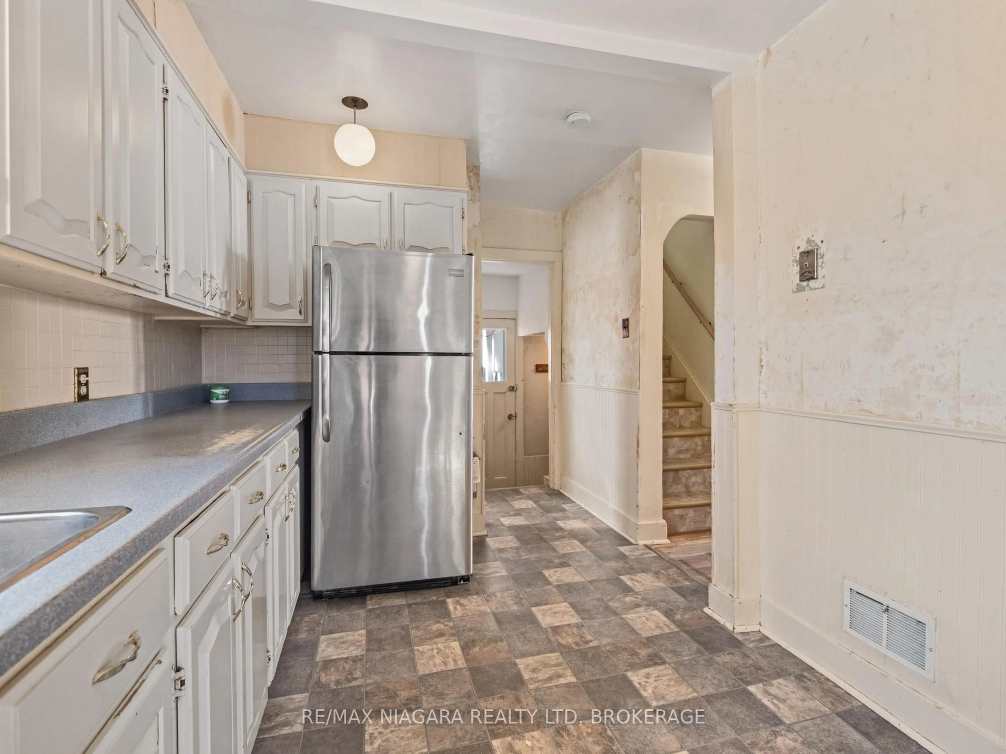 Standard kitchen, ceramic/tile floor for 5005 Kingston Ave, Niagara Falls Ontario L2E 5B3