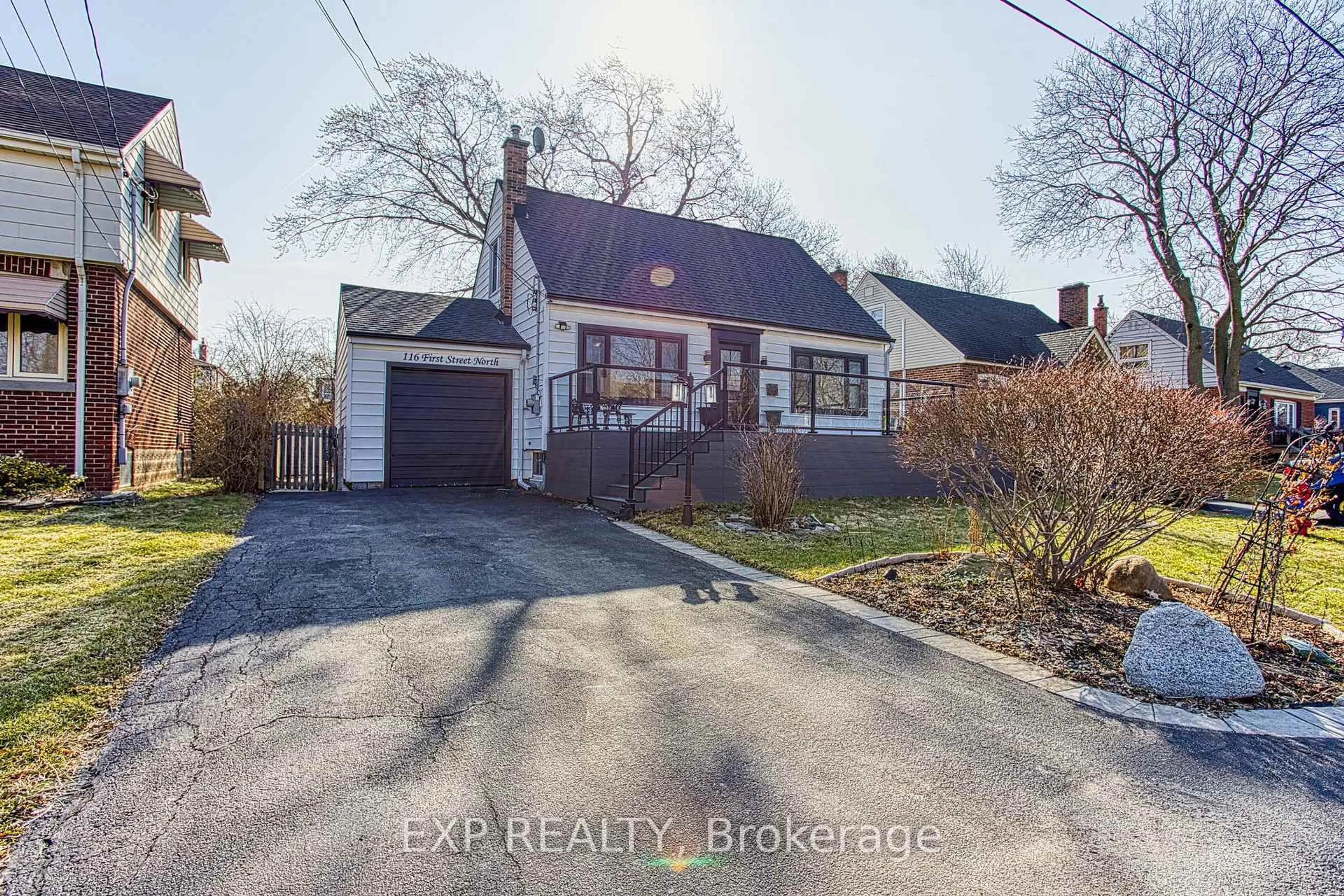 A pic from outside/outdoor area/front of a property/back of a property/a pic from drone, street for 116 First St, Hamilton Ontario L8G 1Y4