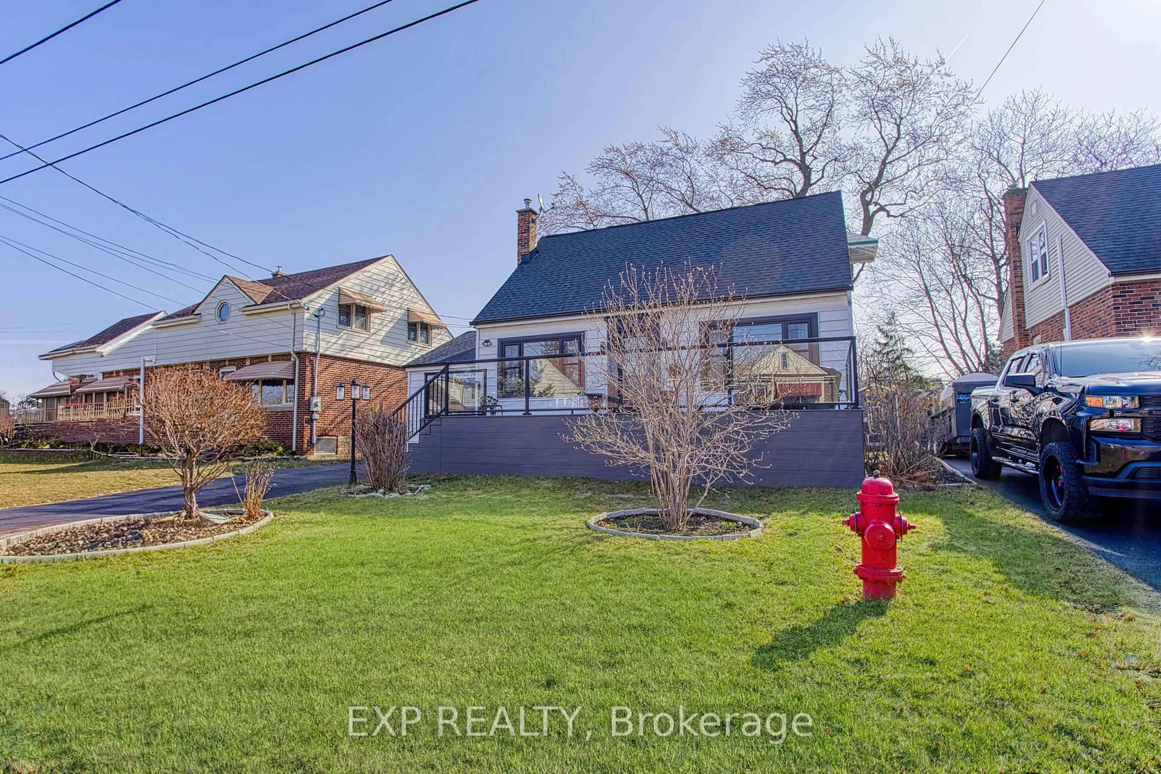 A pic from outside/outdoor area/front of a property/back of a property/a pic from drone, street for 116 First St, Hamilton Ontario L8G 1Y4