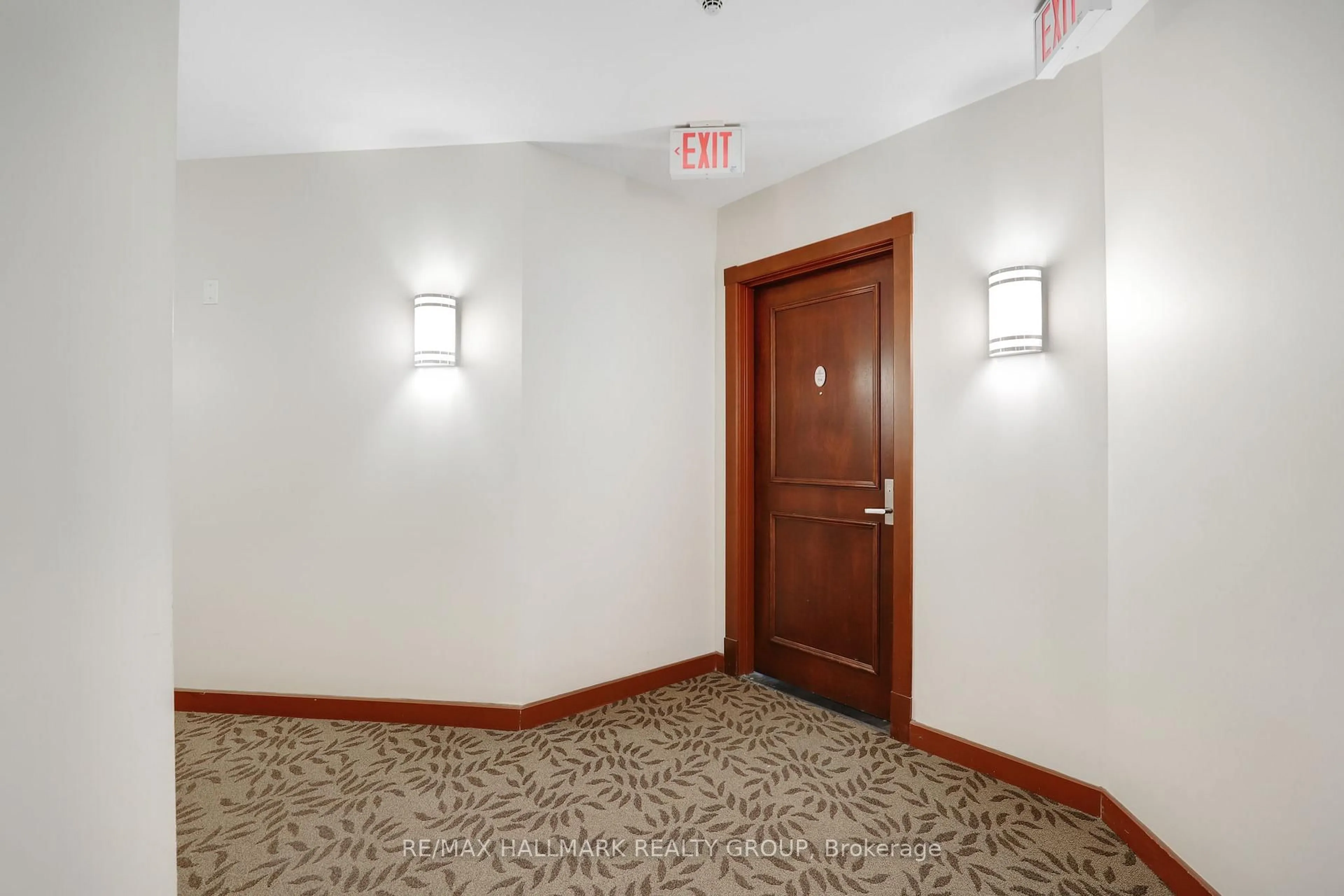 Indoor foyer for 200 Rideau St #504, Ottawa Ontario K1N 5Y1