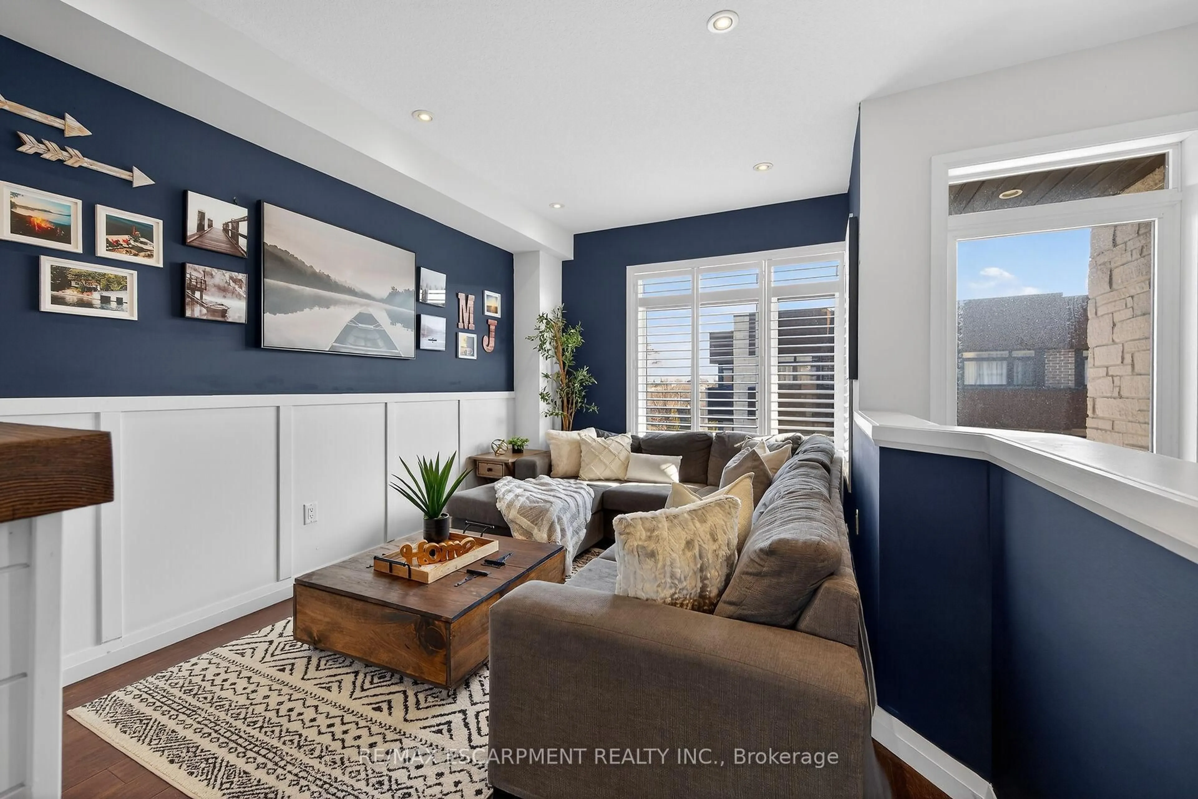 Living room with furniture, unknown for 35 Midhurst Hts #33, Hamilton Ontario L8J 0K9