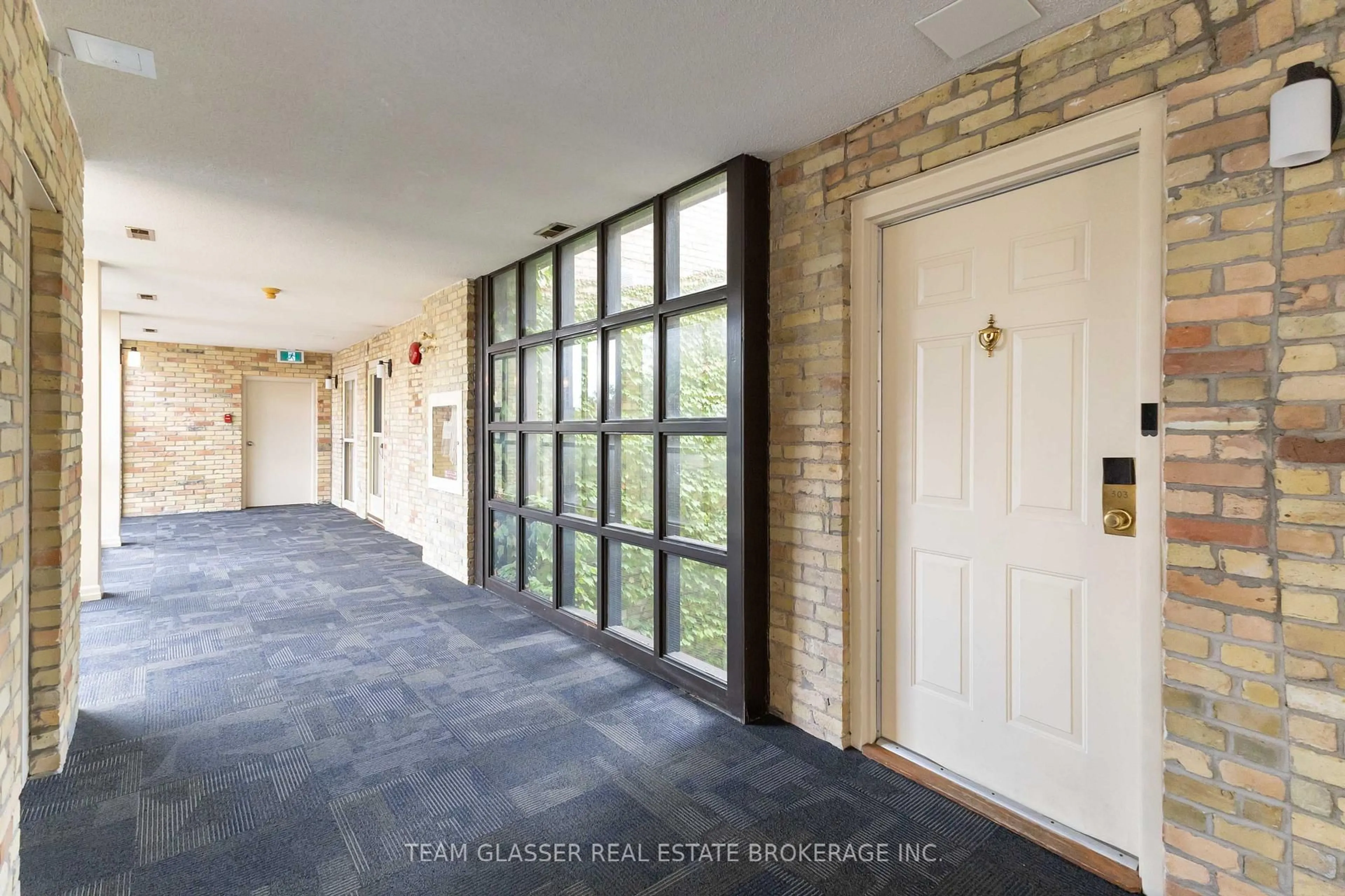 Indoor foyer for 440 WELLINGTON St #303, London East Ontario N6A 3P2