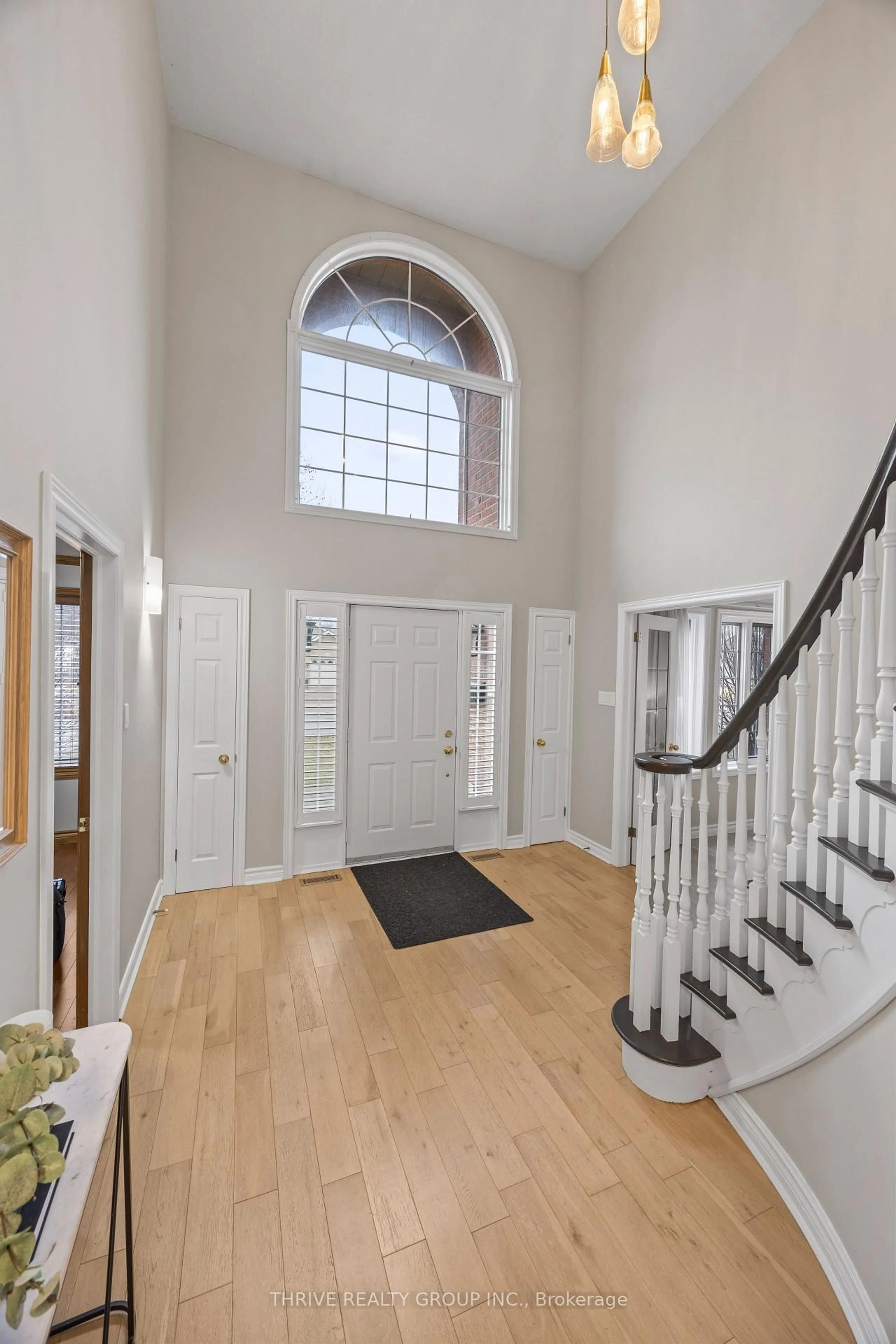 Indoor entryway for 940 Manchester Rd, London North Ontario N6H 5J1