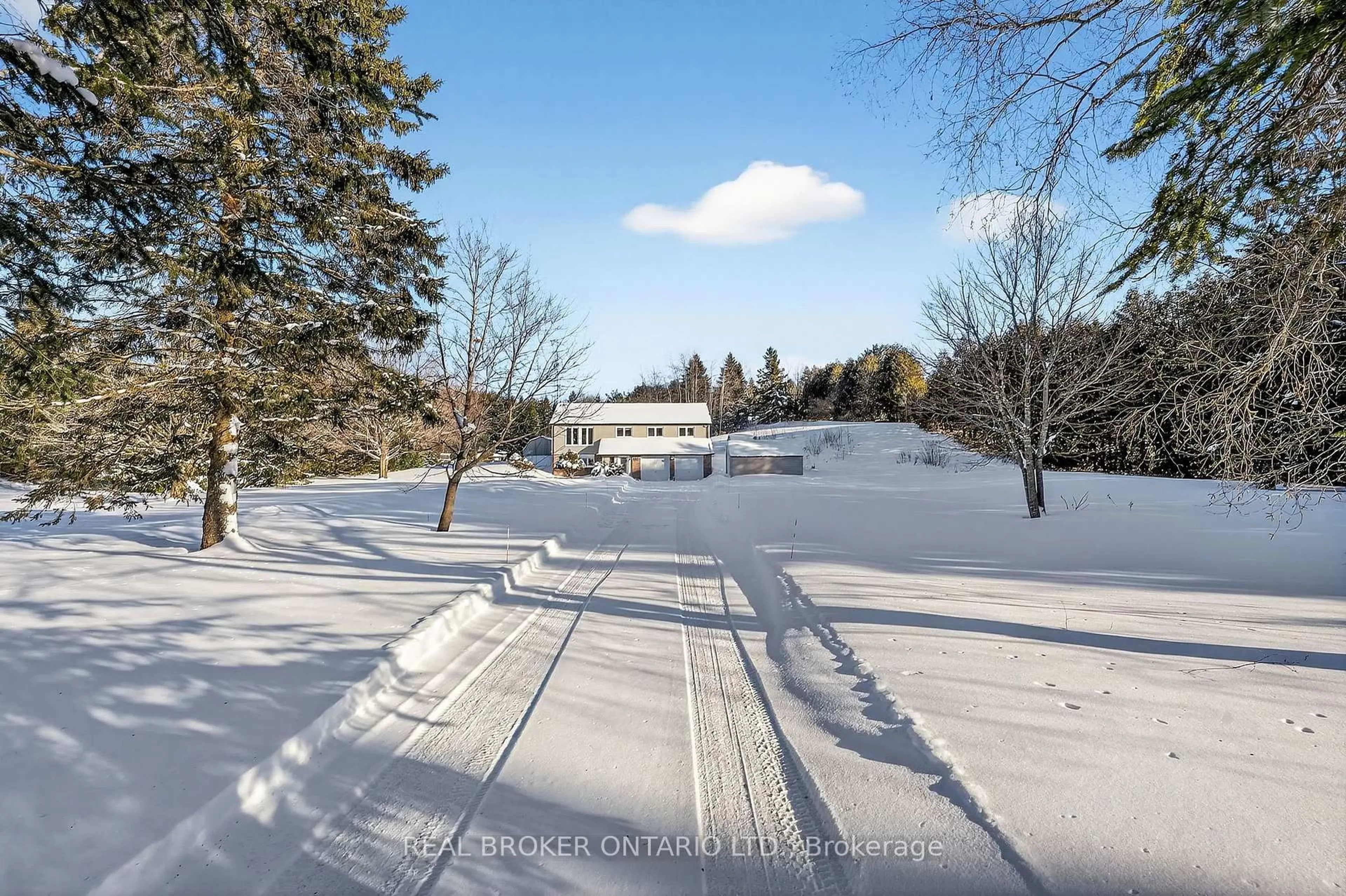 A pic from outside/outdoor area/front of a property/back of a property/a pic from drone, street for 16 Old Carriage Rd, East Garafraxa Ontario L9W 5A3