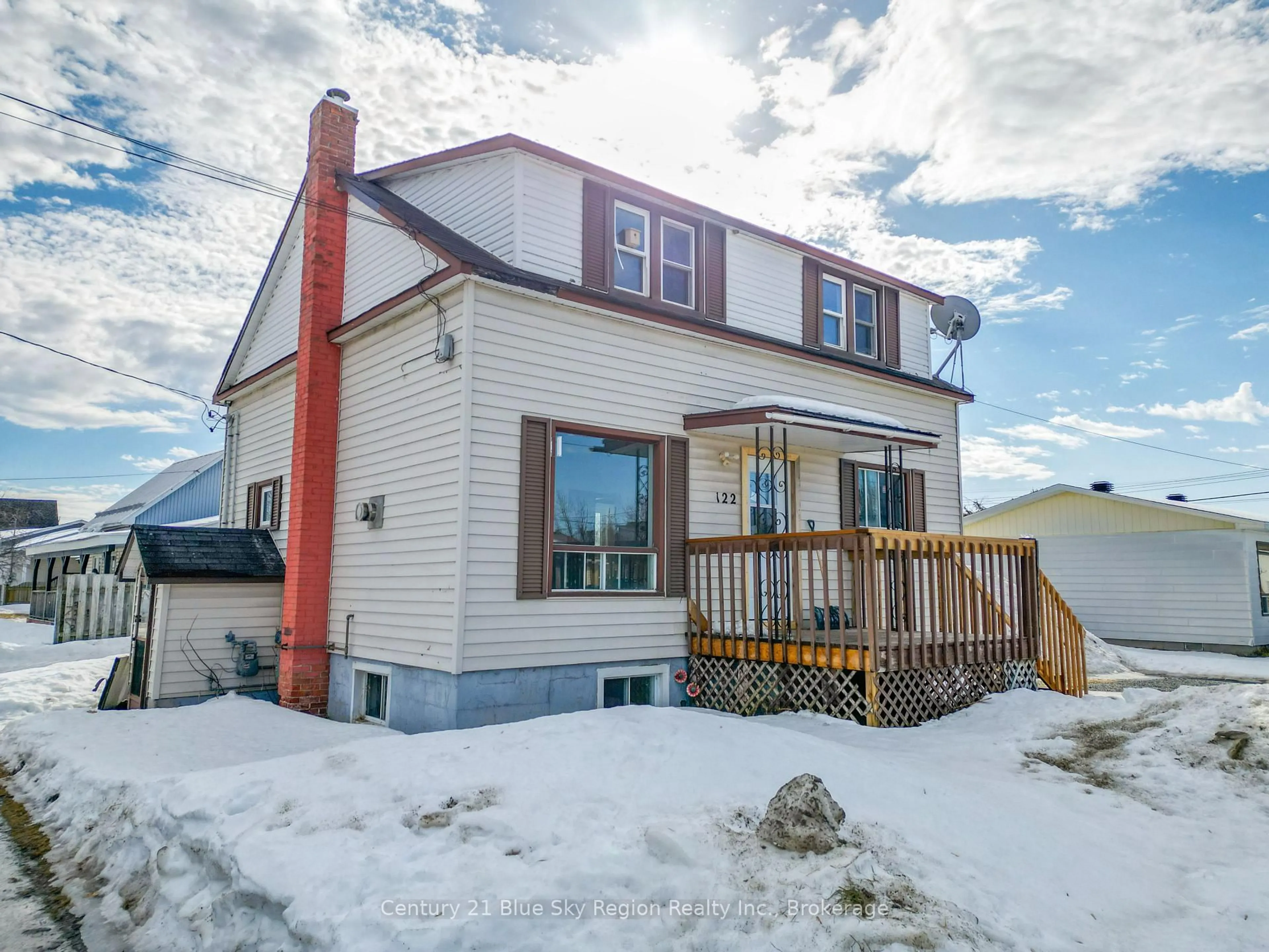 Home with vinyl exterior material, unknown for 122 William St, West Nipissing Ontario P2B 2B3