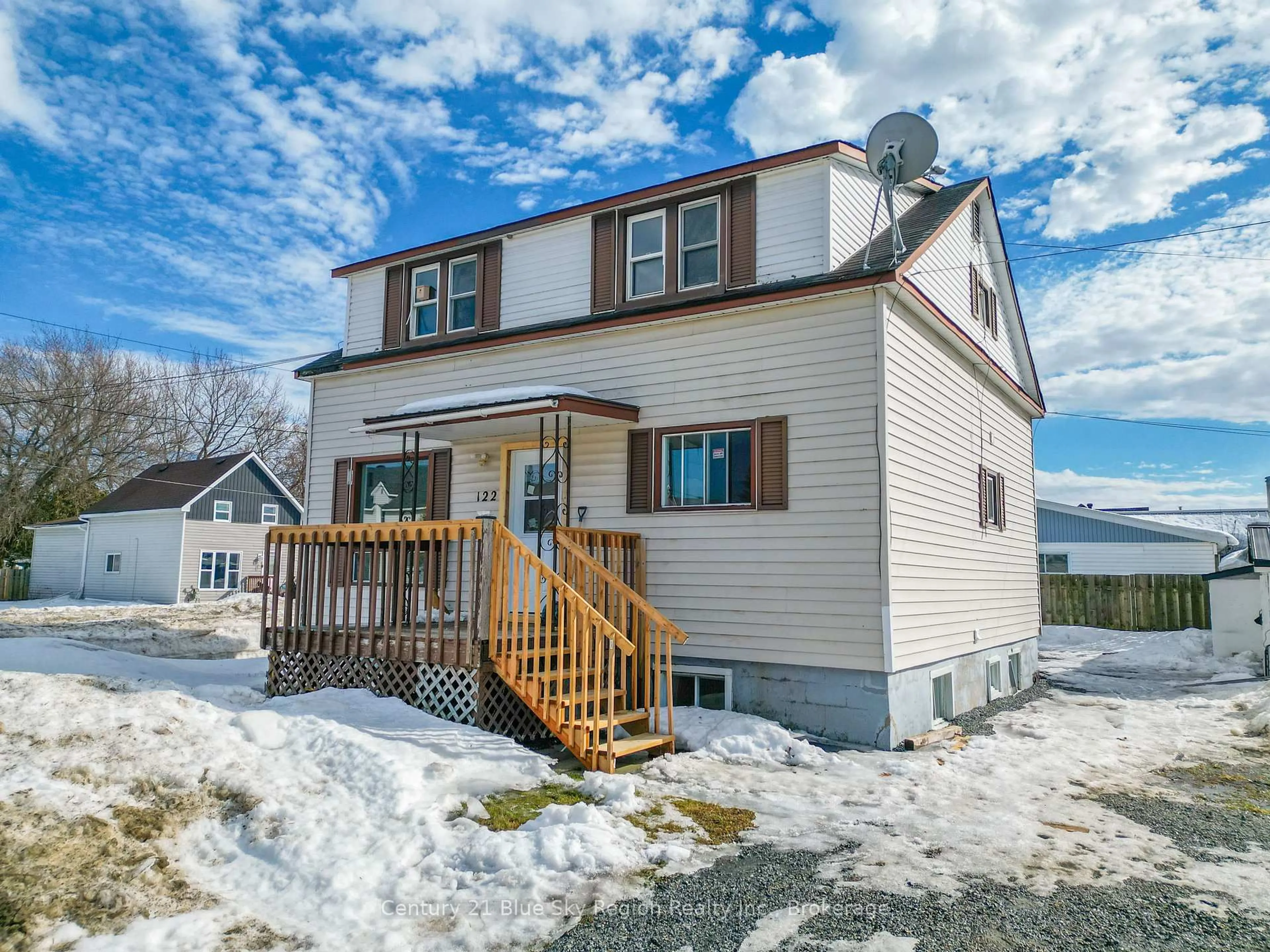 Home with vinyl exterior material, street for 122 William St, West Nipissing Ontario P2B 2B3