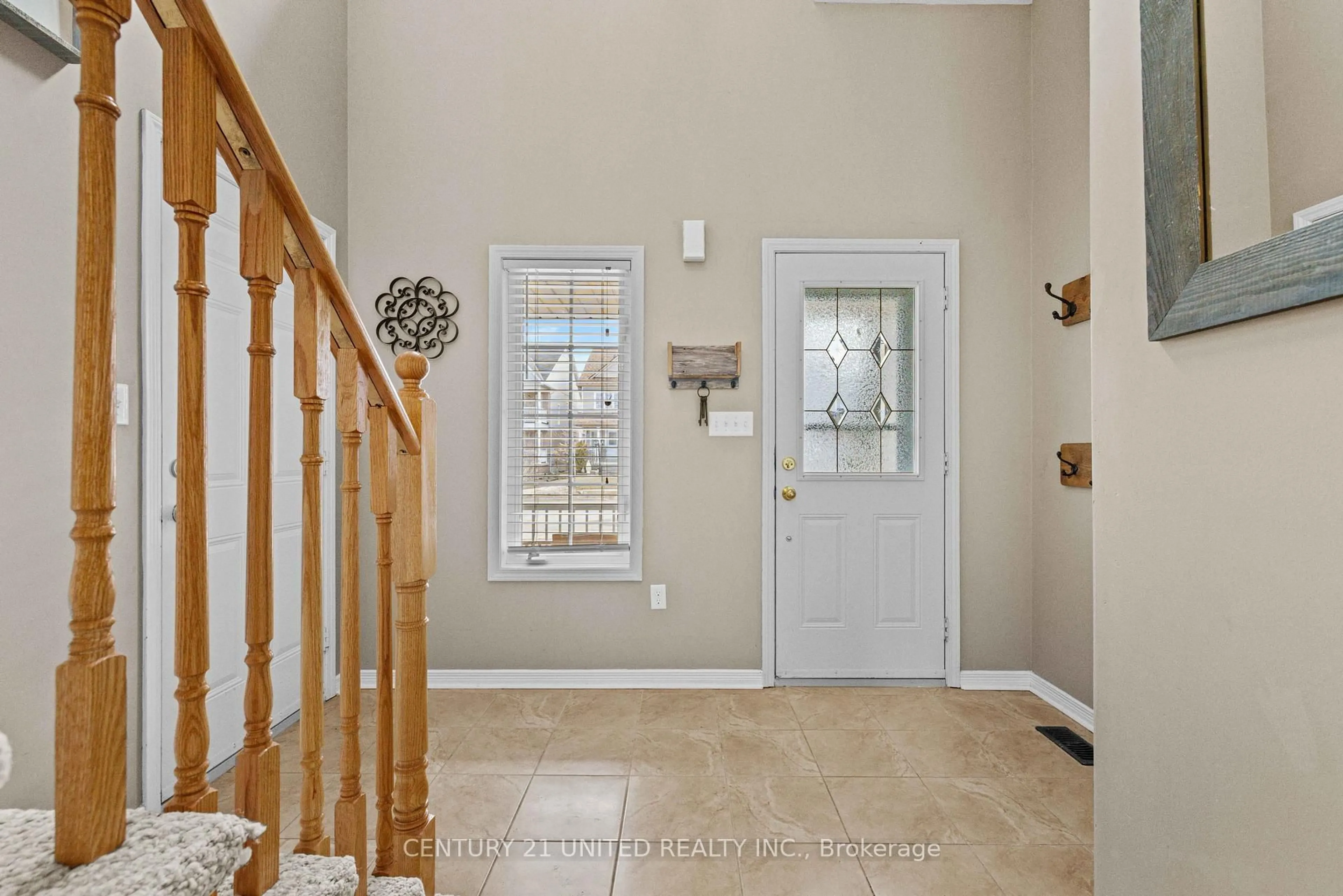 Indoor entryway for 617 Tully Cres, Peterborough Ontario K9K 0B1