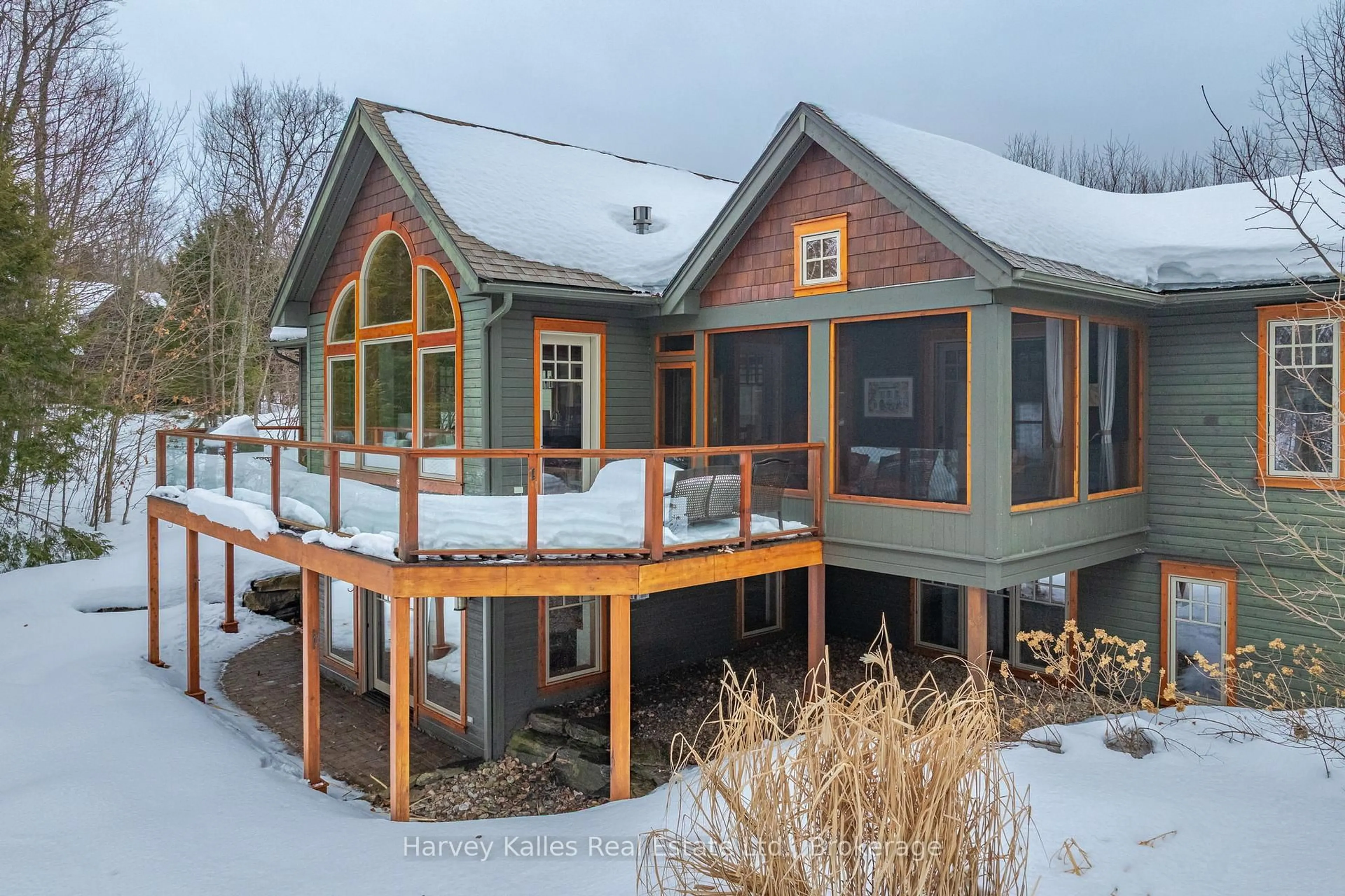 Home with vinyl exterior material, unknown for 63 Clubhouse Dr, Huntsville Ontario P1H 1B1