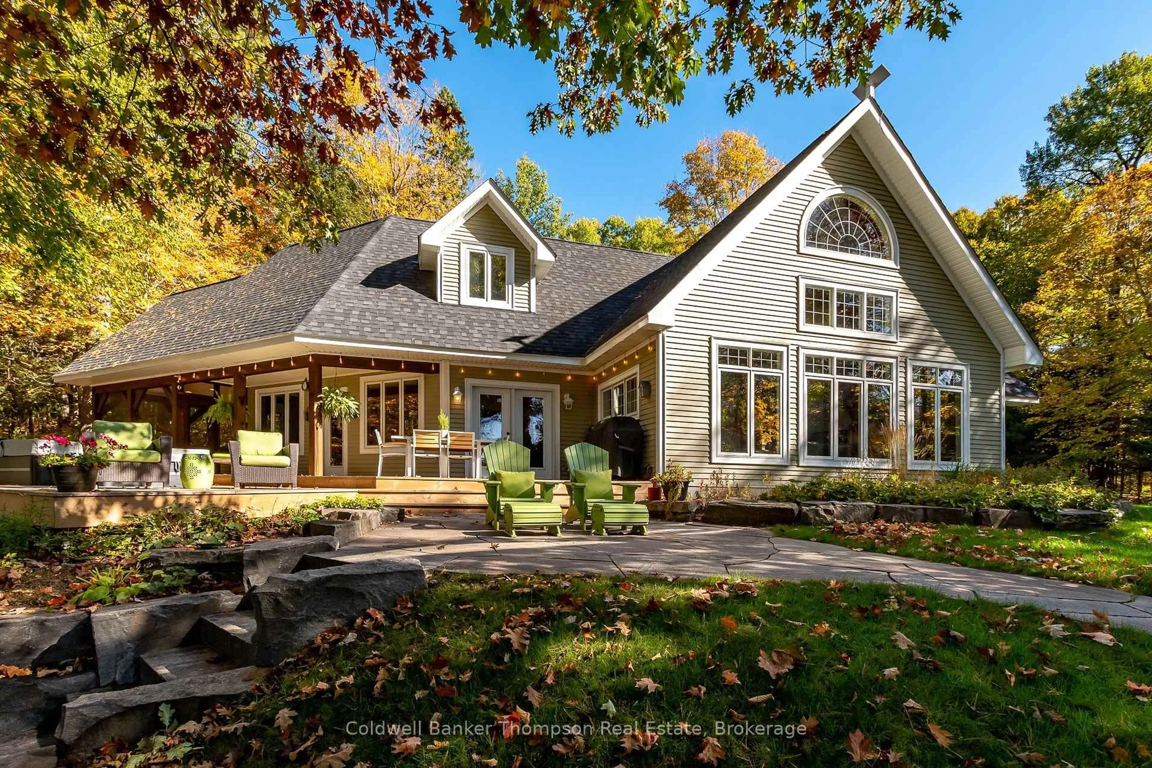 Home with vinyl exterior material, mountain view for 54 Hoodstown Shores Rd, Huntsville Ontario P1H 2J2