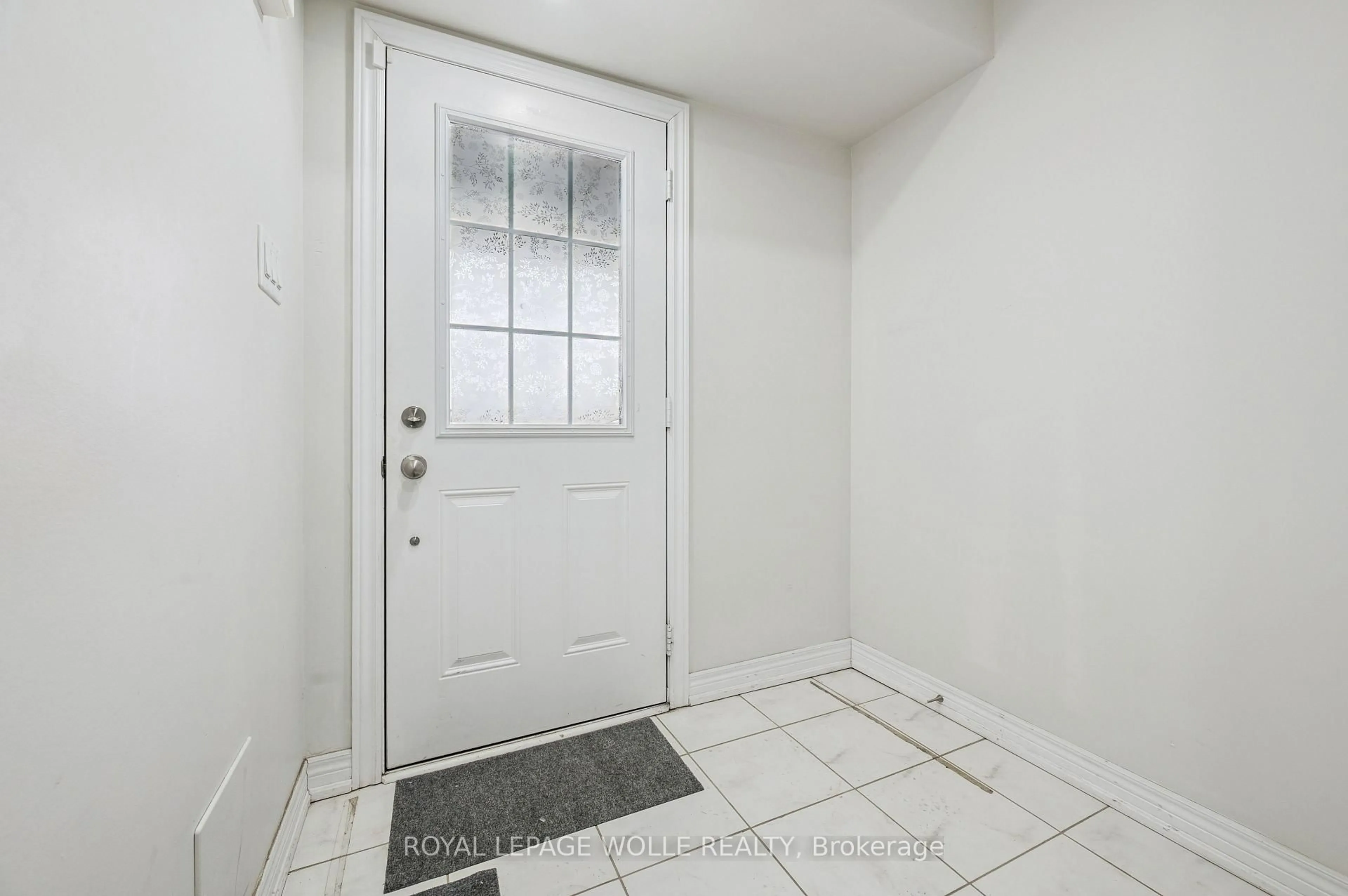Indoor entryway for 390 Linden Dr, Cambridge Ontario N3H 0C6