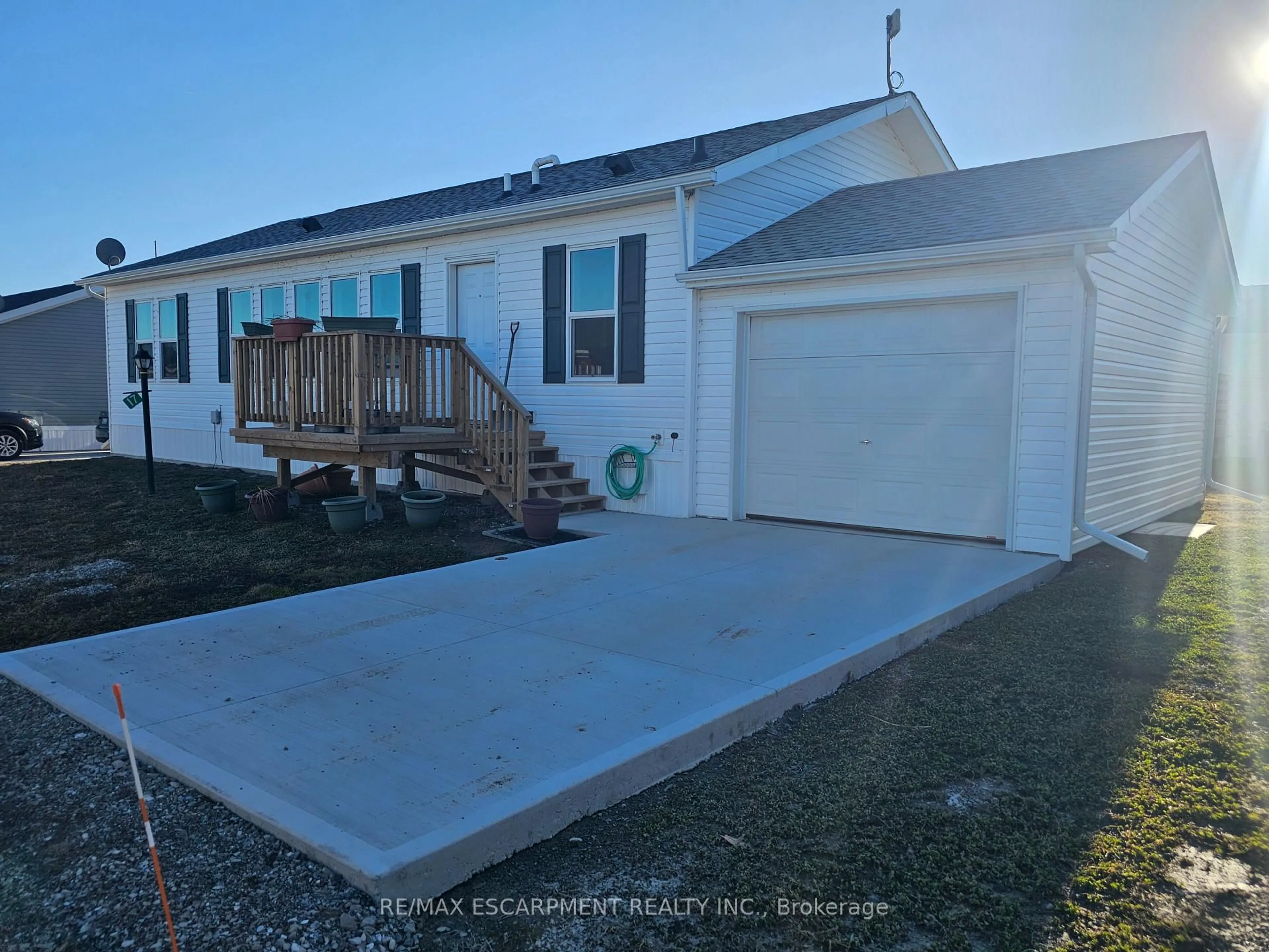 Home with vinyl exterior material, street for 17 BENT WILLOW Crt, Haldimand Ontario N0A 1L0