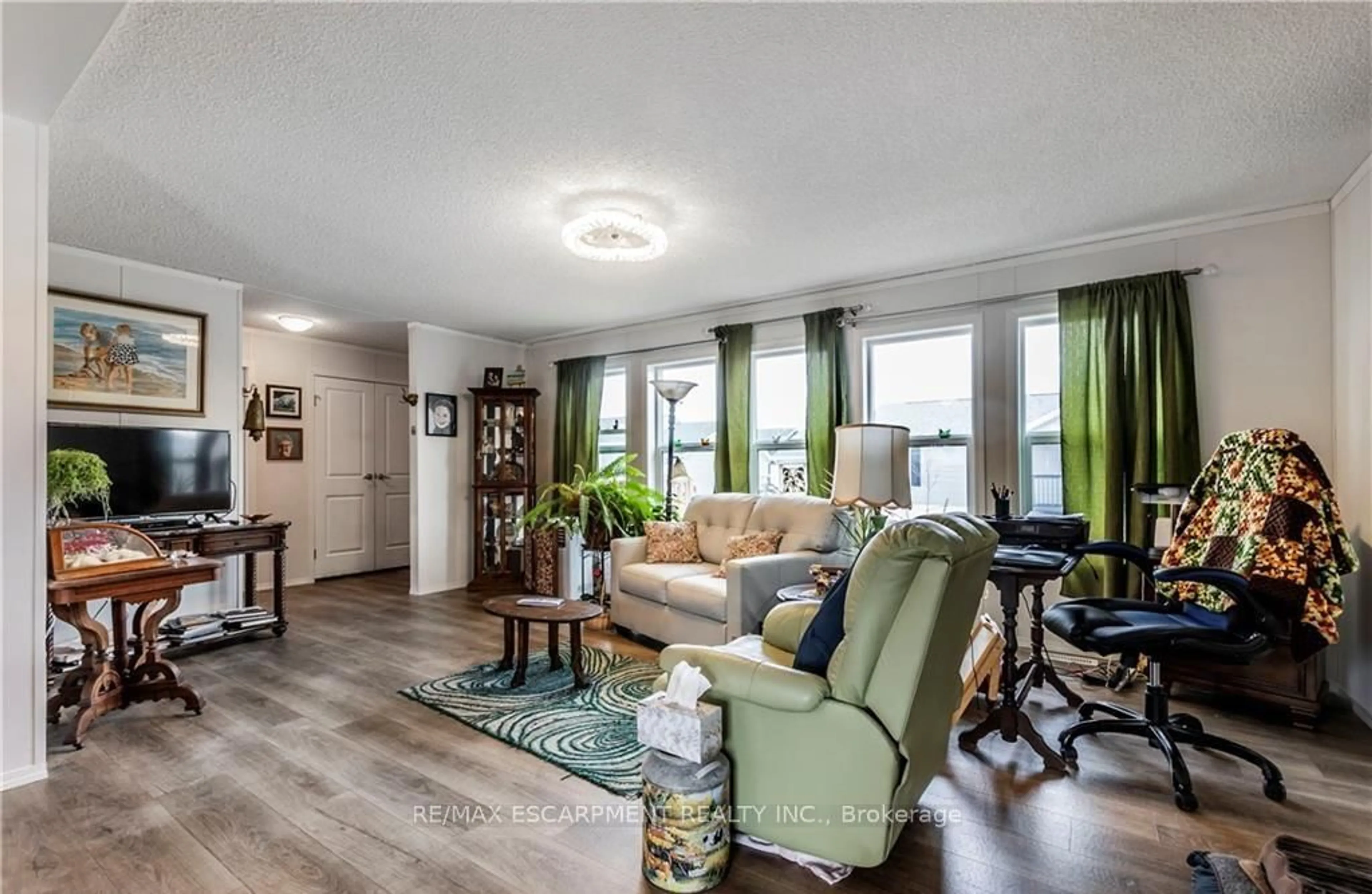 Living room with furniture, wood/laminate floor for 17 BENT WILLOW Crt, Haldimand Ontario N0A 1L0