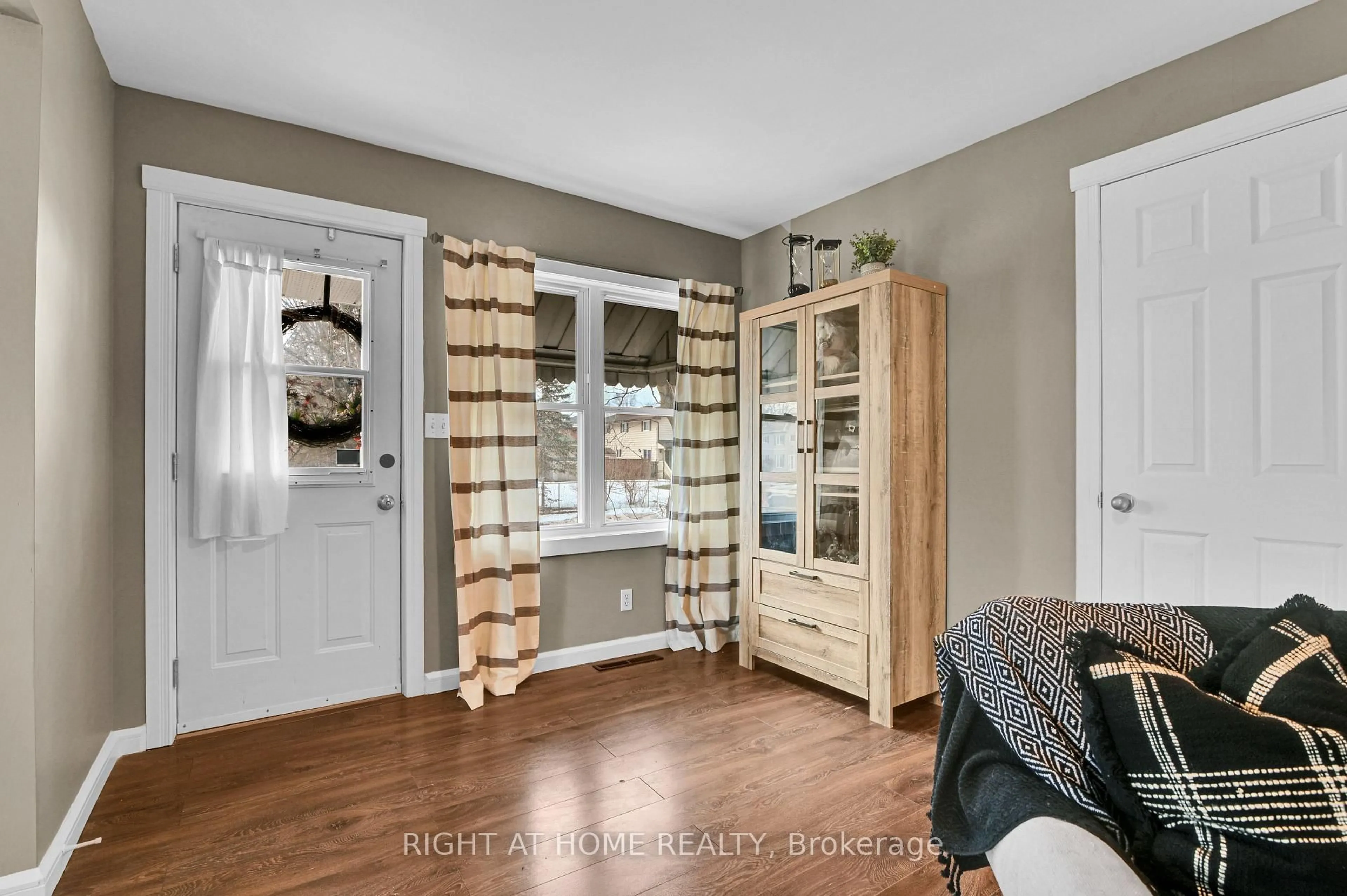 Indoor entryway for 541 Albert St, North Dundas Ontario K0C 2K0