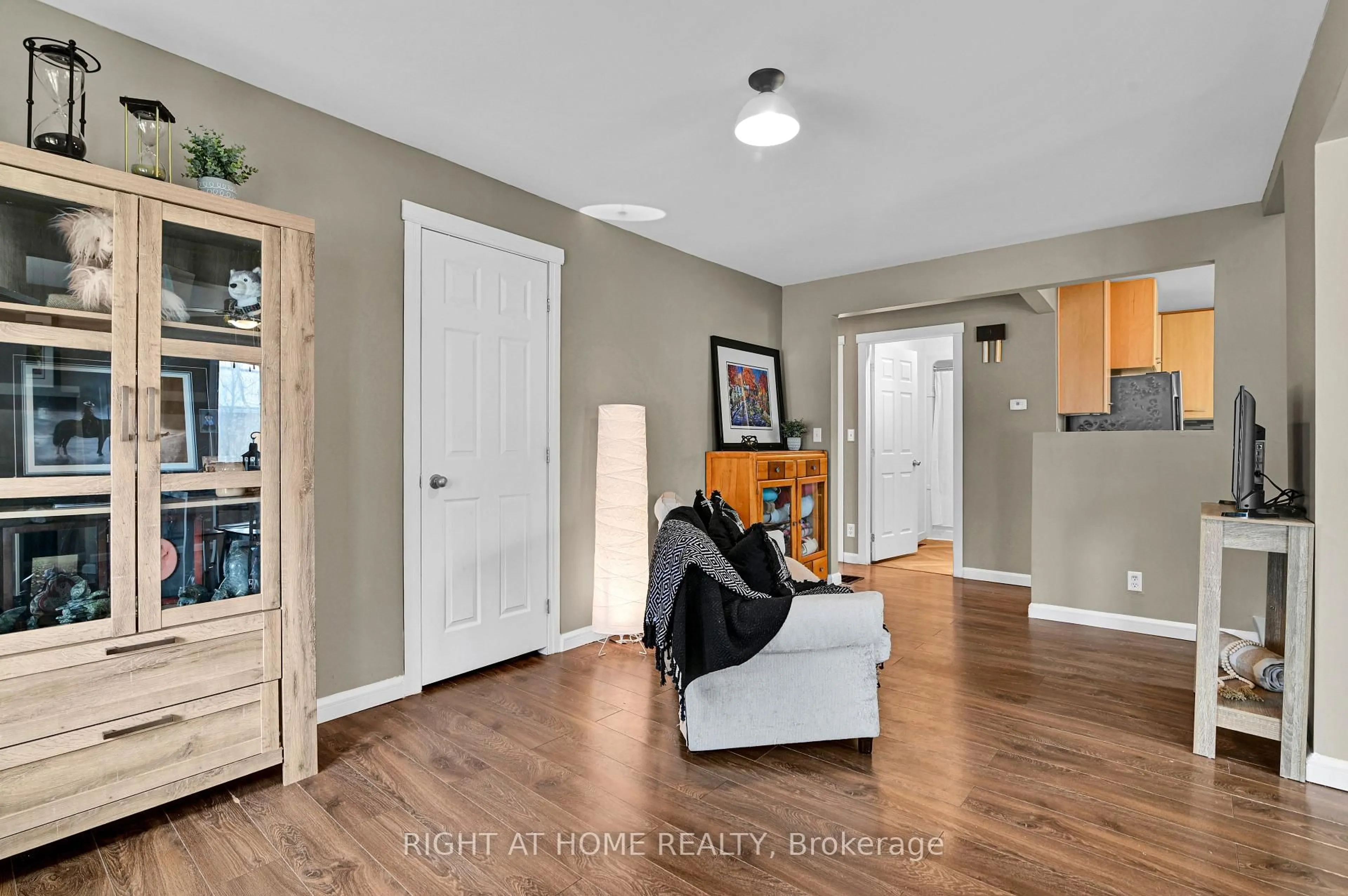 Indoor entryway for 541 Albert St, North Dundas Ontario K0C 2K0