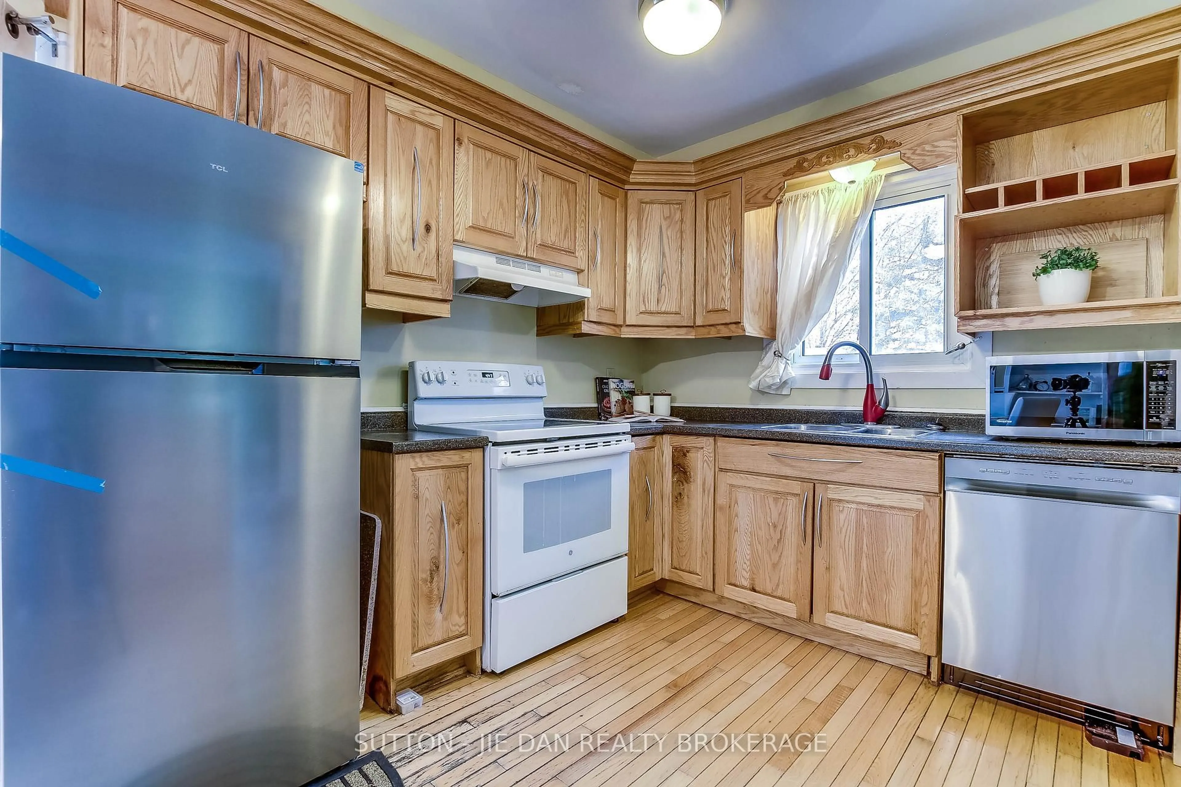Standard kitchen, wood/laminate floor for 175 BRUNSWICK Ave, London North Ontario N6G 3K6