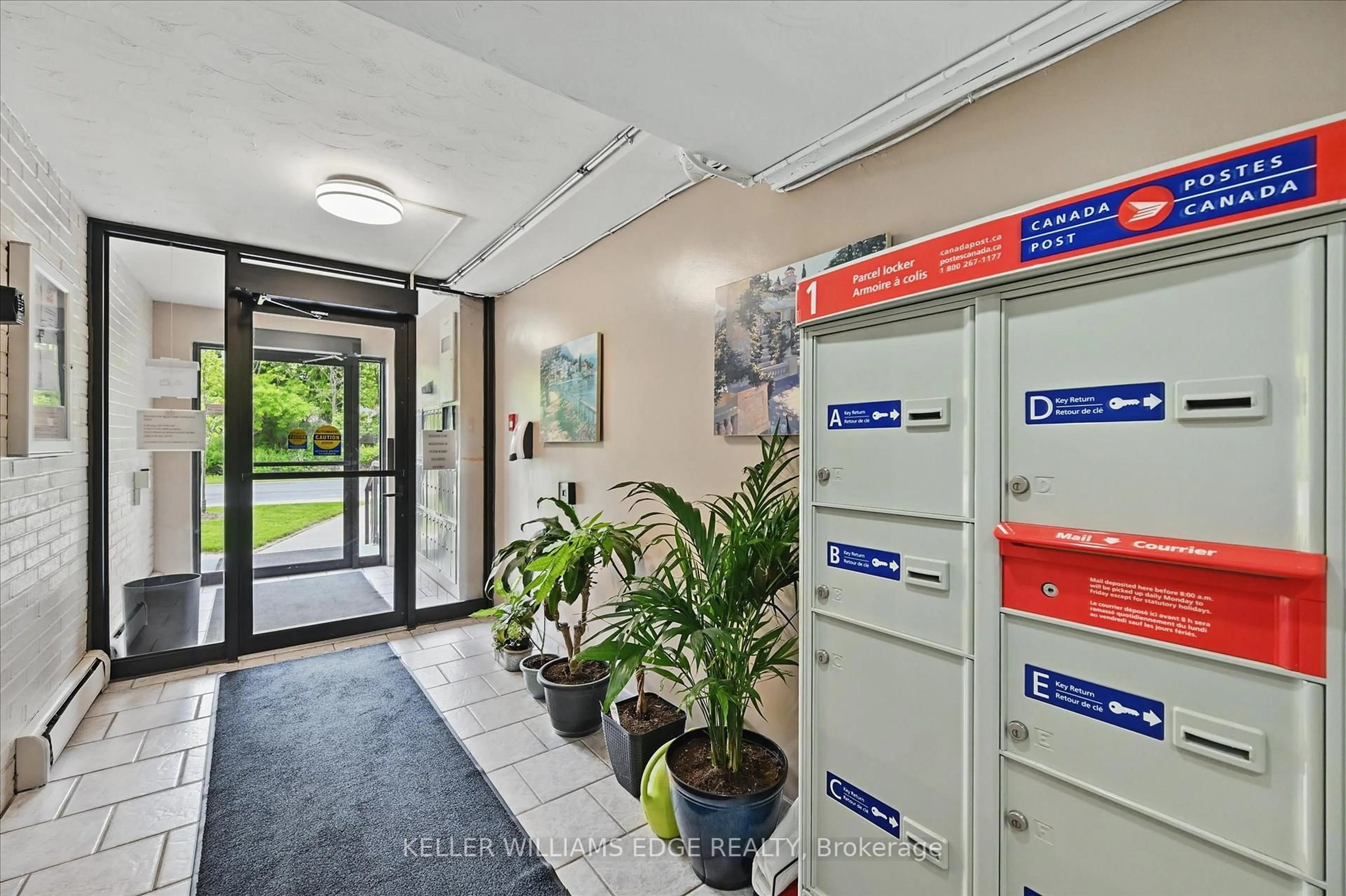 Indoor foyer for 2373 King St #43, Hamilton Ontario L8K 1X9