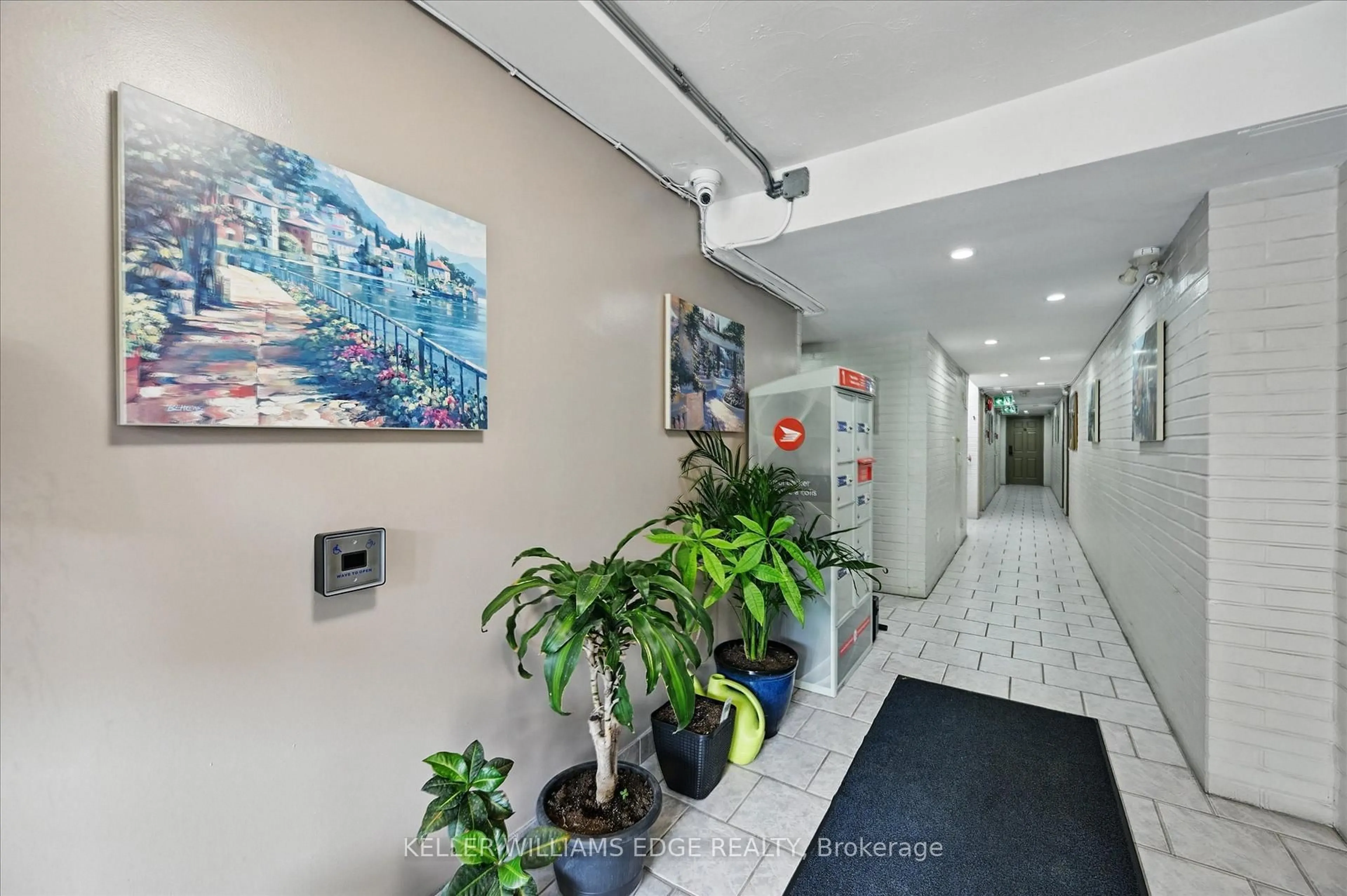 Indoor foyer for 2373 King St #43, Hamilton Ontario L8K 1X9