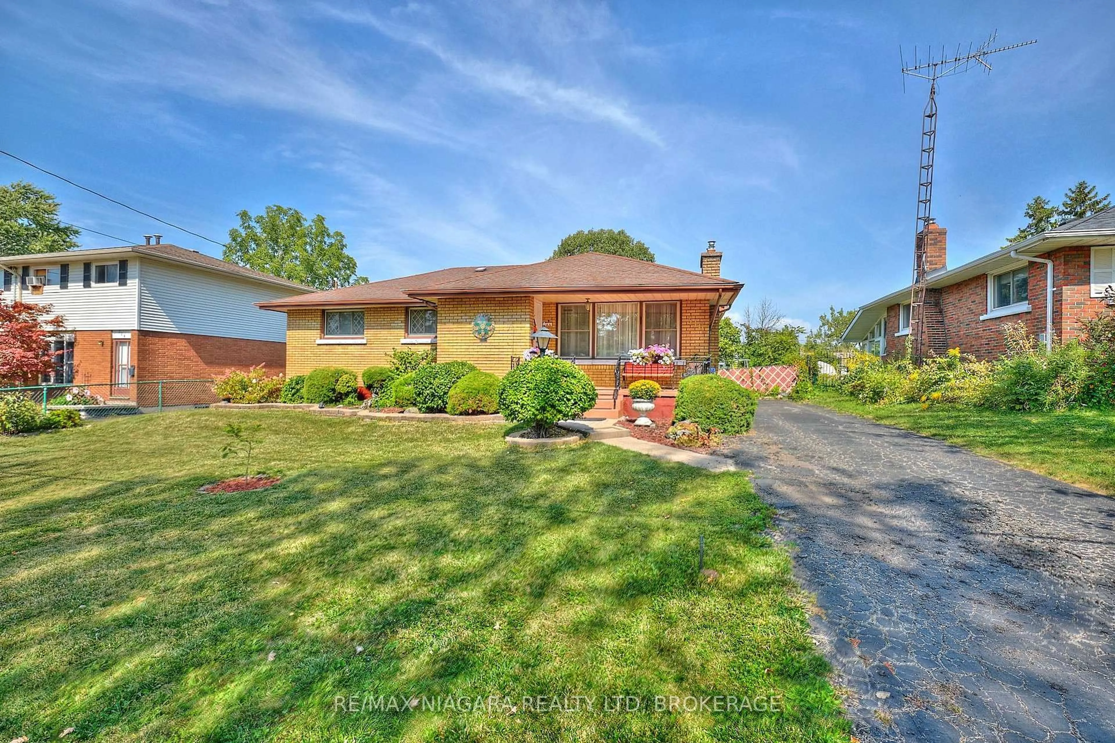 A pic from outside/outdoor area/front of a property/back of a property/a pic from drone, street for 316 Bowen Rd, Fort Erie Ontario L2A 2Y9