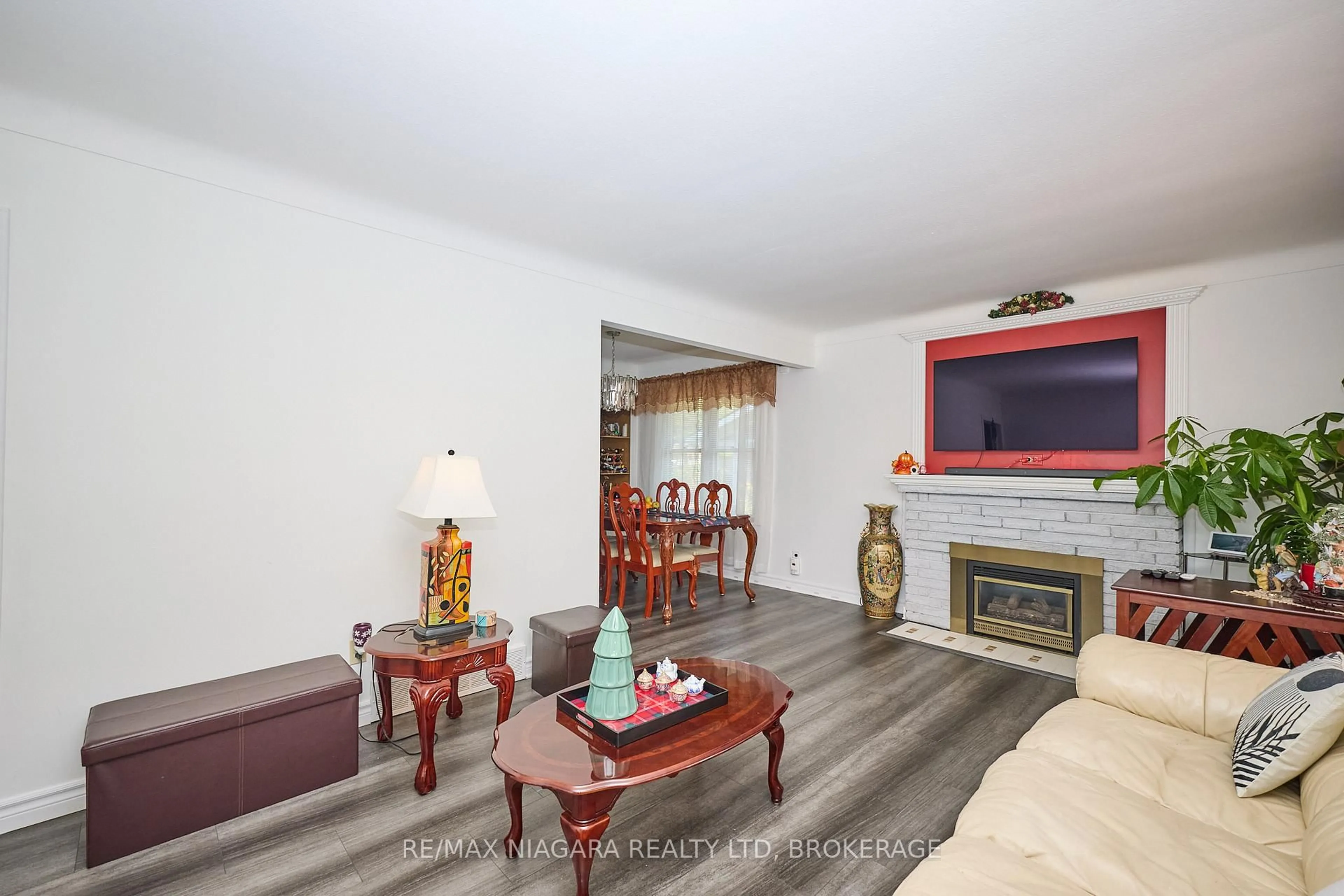 Living room with furniture, wood/laminate floor for 316 Bowen Rd, Fort Erie Ontario L2A 2Y9