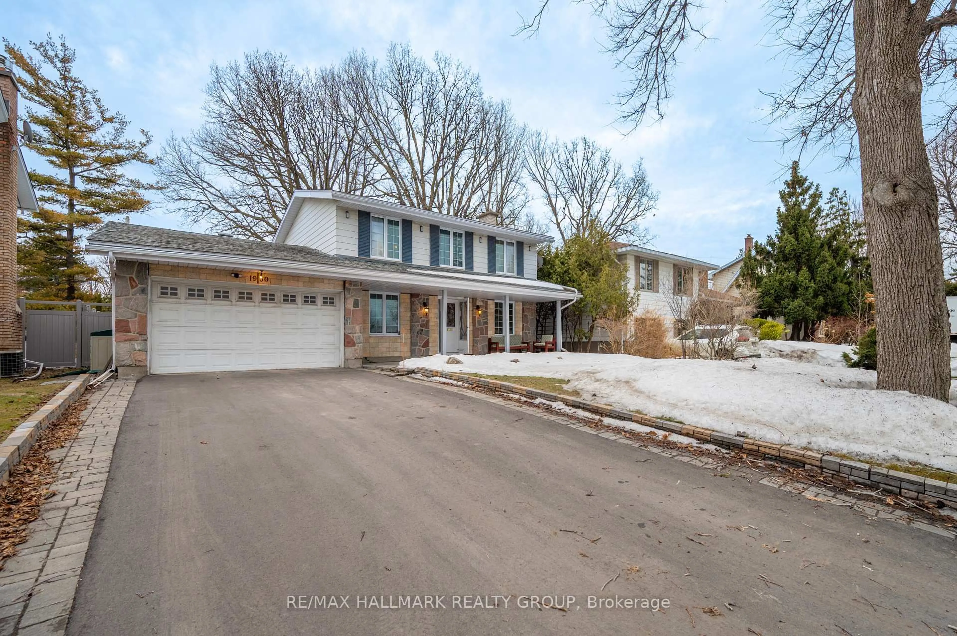 A pic from outside/outdoor area/front of a property/back of a property/a pic from drone, street for 1930 Southampton Crt, Ottawa Ontario K2C 0W4