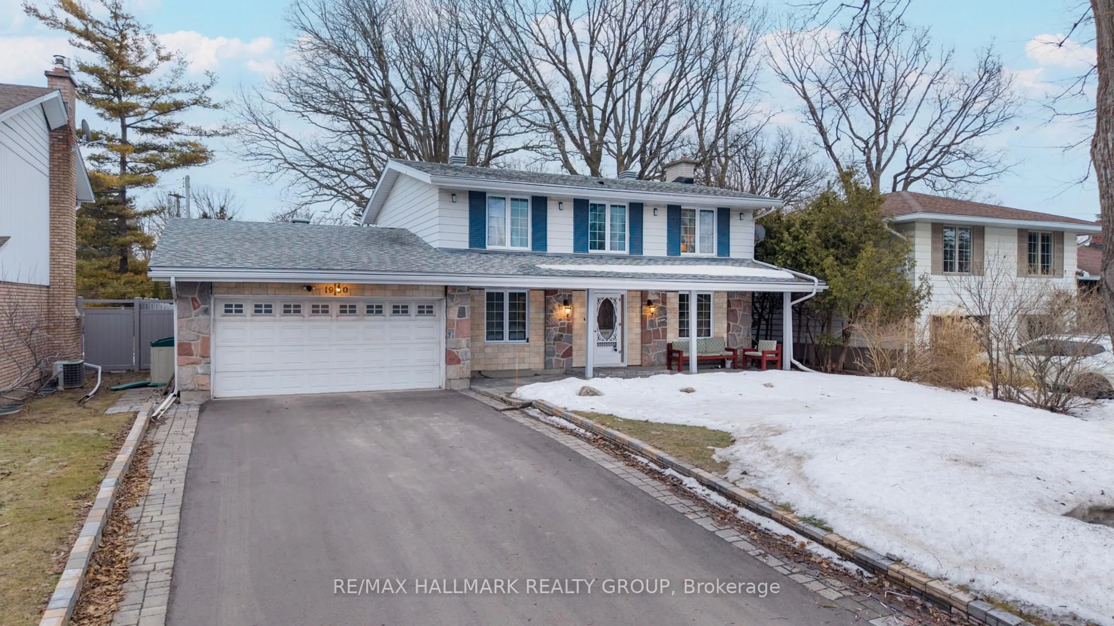 Home with vinyl exterior material, street for 1930 Southampton Crt, Ottawa Ontario K2C 0W4