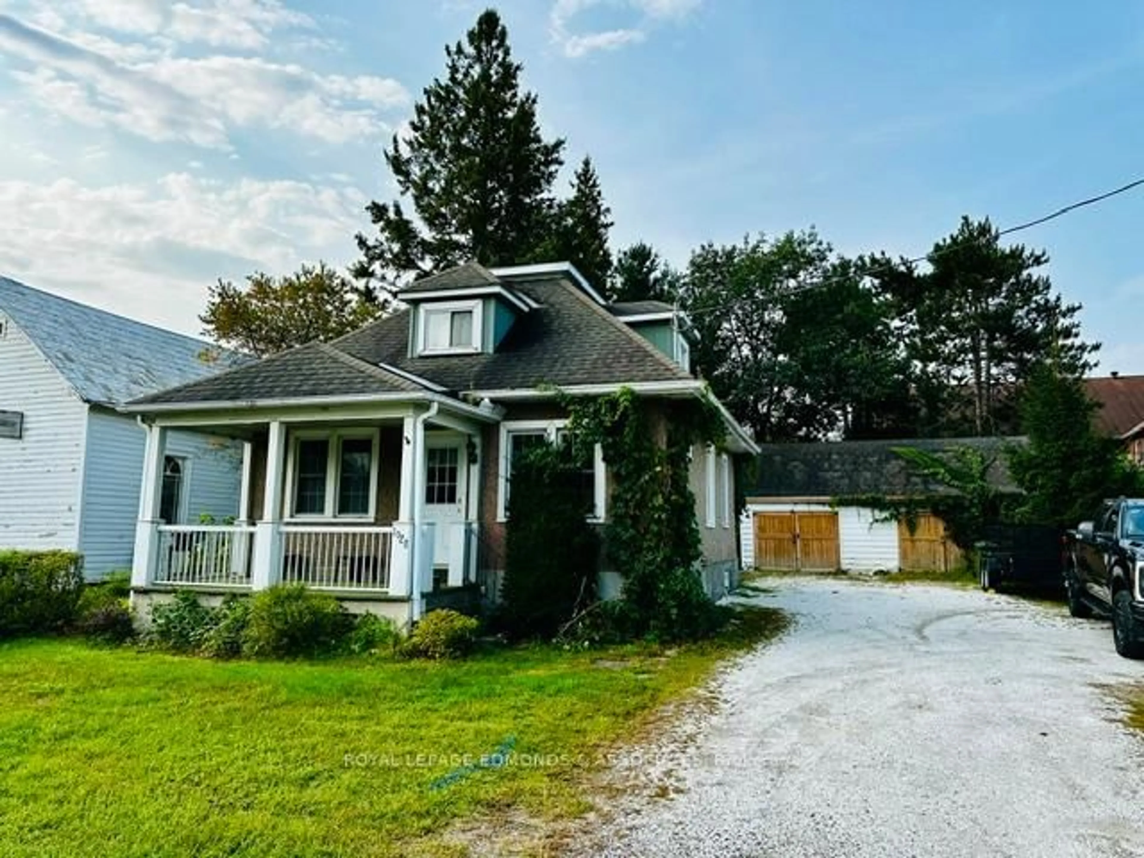 A pic from outside/outdoor area/front of a property/back of a property/a pic from drone, mountain view for 1028 Pembroke St, Pembroke Ontario K8A 6Z2