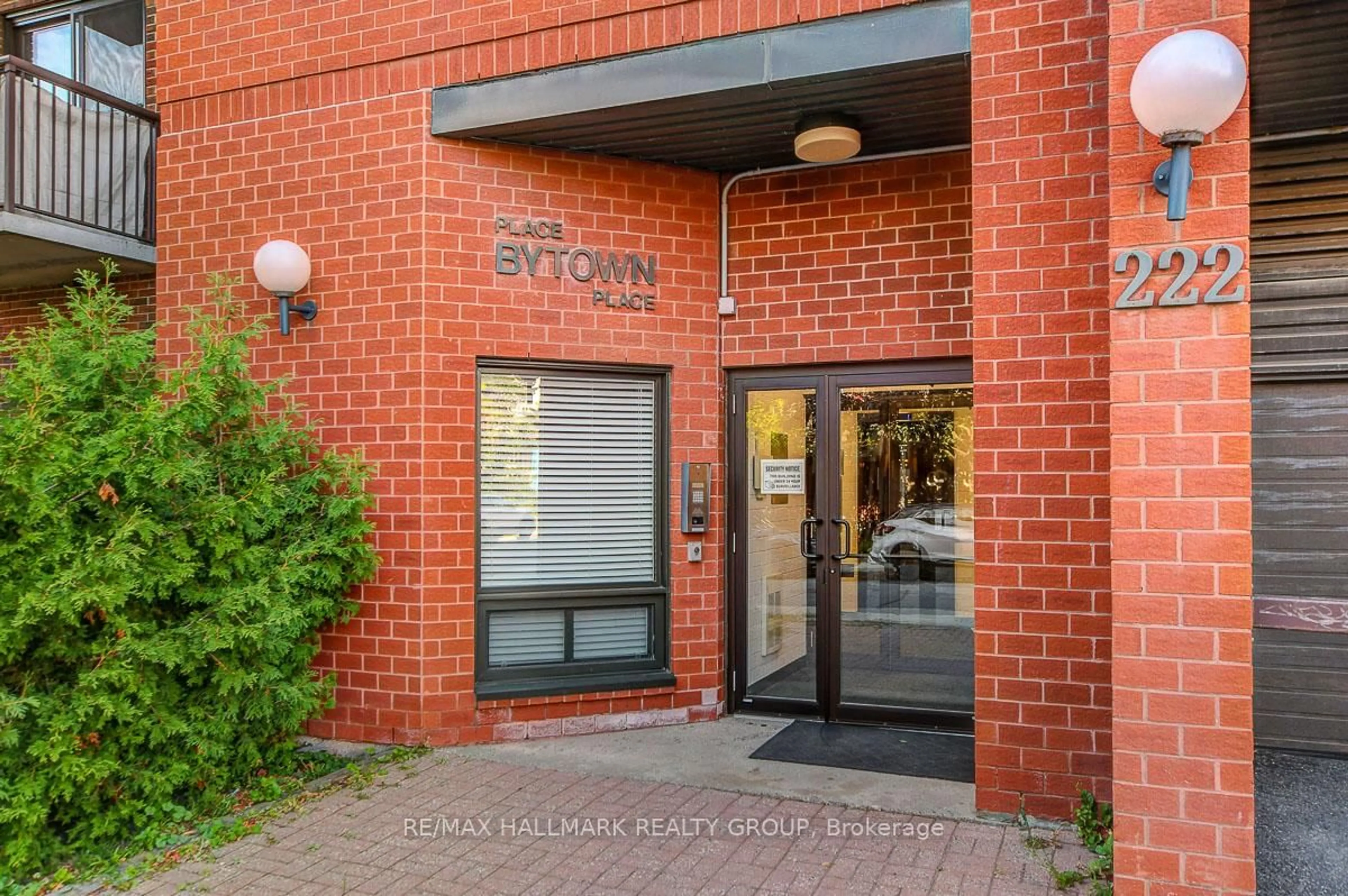 Indoor foyer for 222 Guigues Ave #504, Ottawa Ontario K1N 5J2
