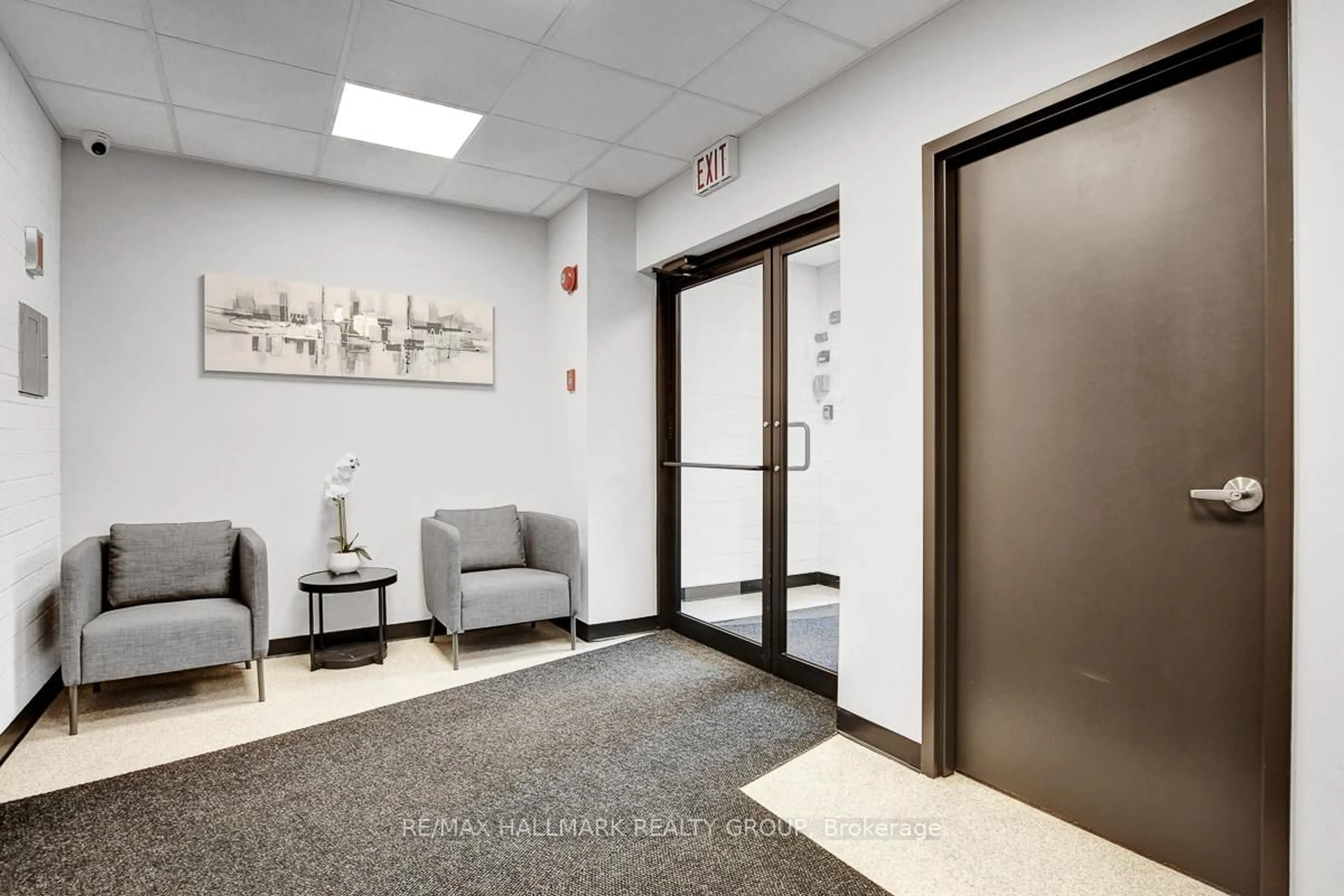 Indoor foyer for 222 Guigues Ave #504, Ottawa Ontario K1N 5J2