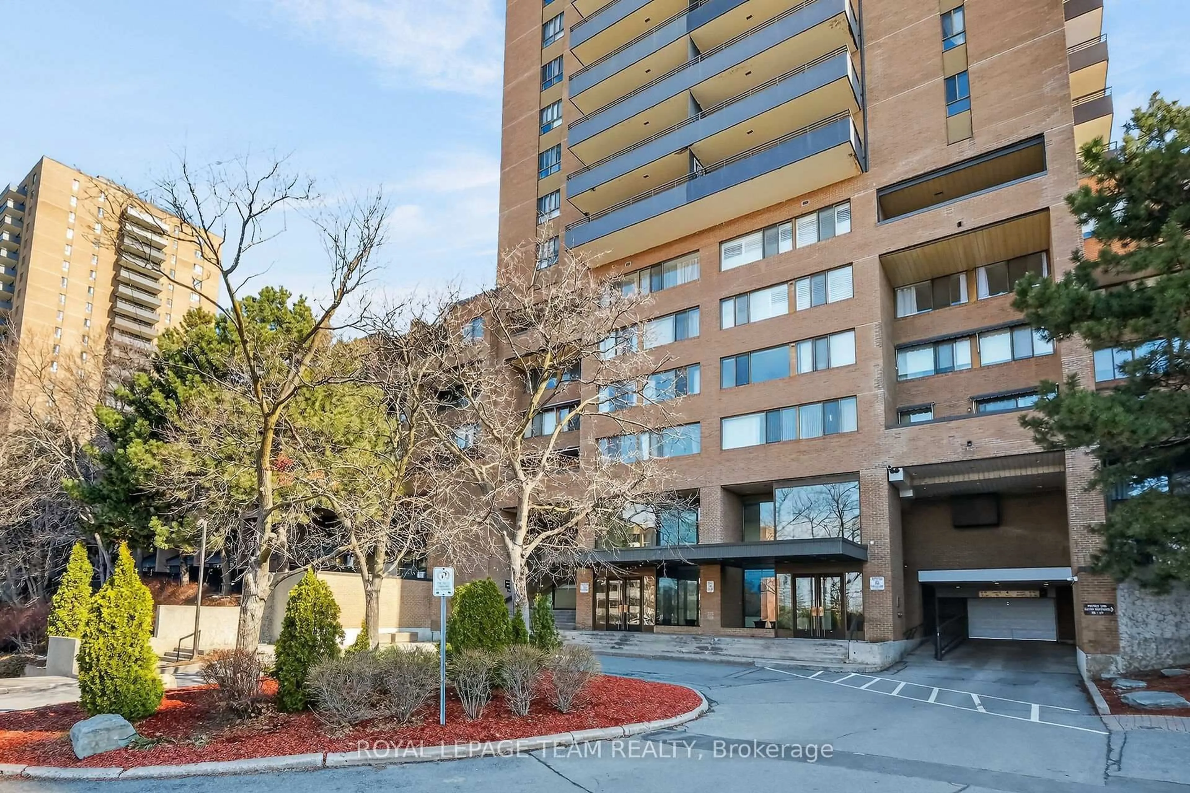 Indoor foyer for 515 St Laurent Blvd #1809, Ottawa Ontario K1K 3X5