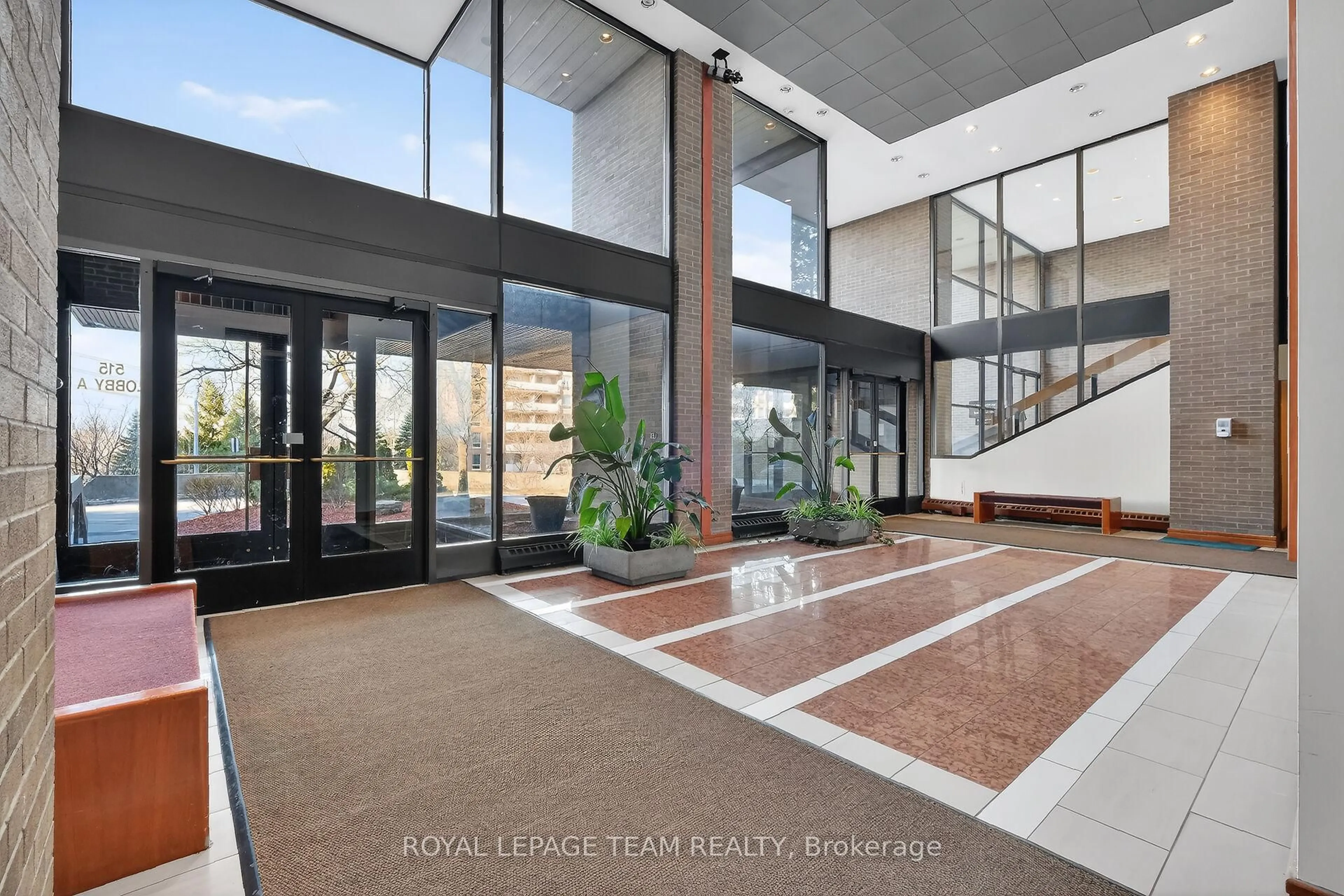 Indoor foyer for 515 St Laurent Blvd #1809, Ottawa Ontario K1K 3X5