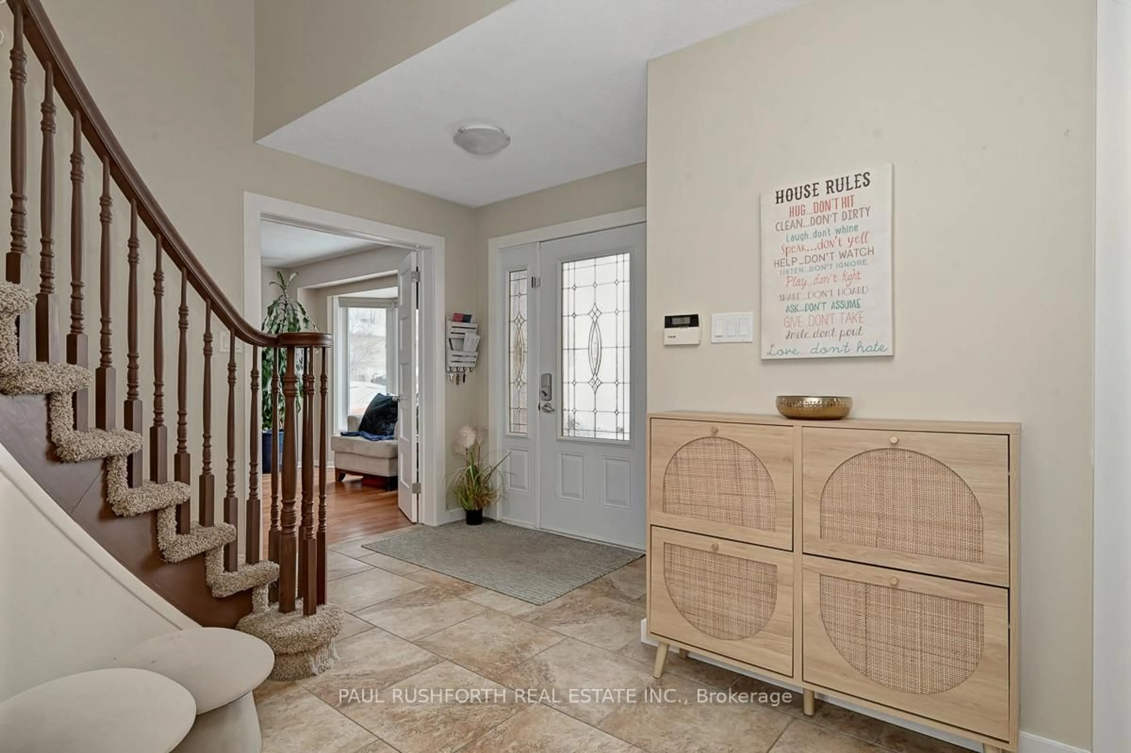 Indoor entryway for 6192 Voyageur Dr, Ottawa Ontario K1C 2W3