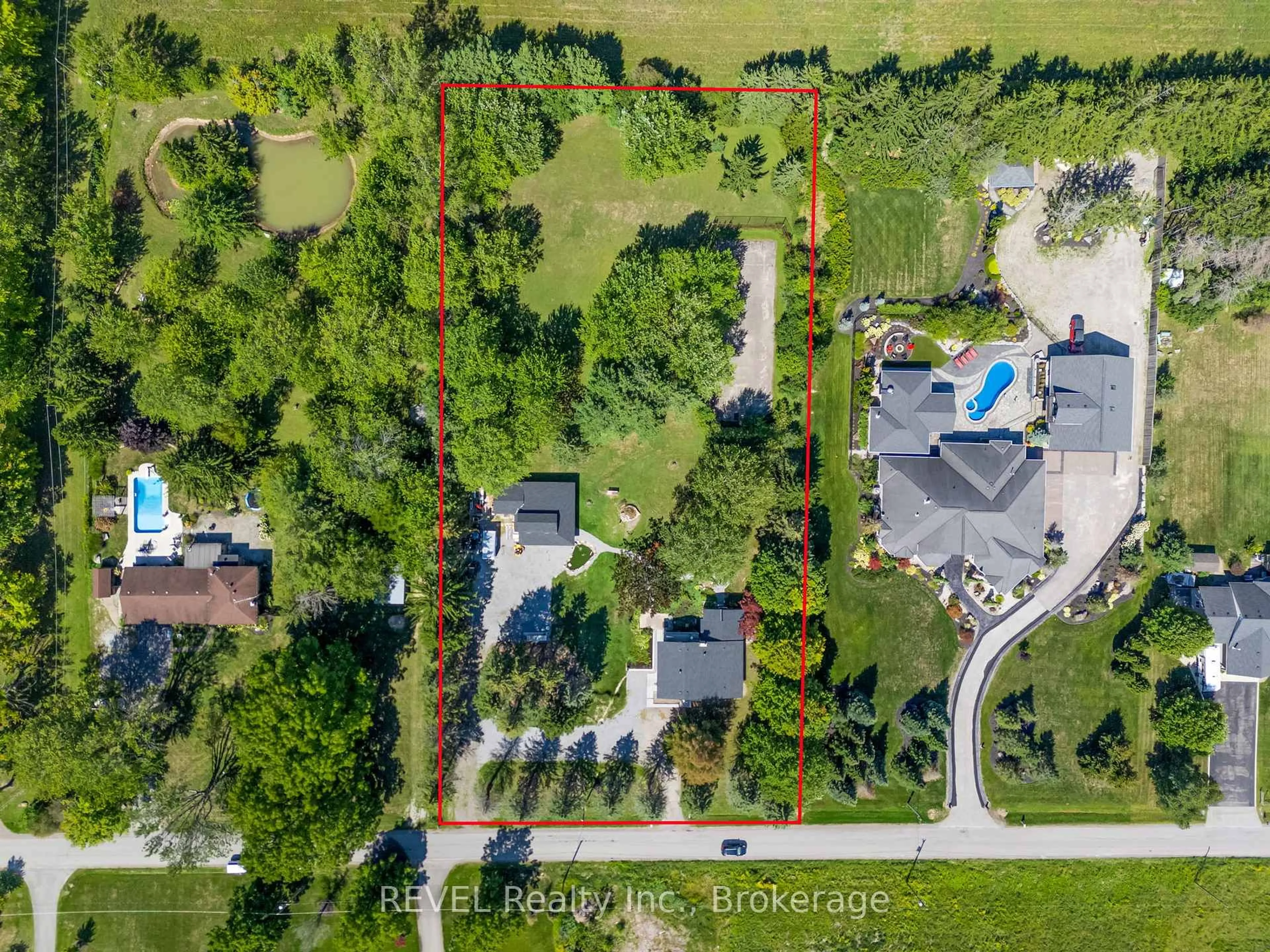 A pic from outside/outdoor area/front of a property/back of a property/a pic from drone, street for 1546 Nigh Rd, Fort Erie Ontario L2A 5M4