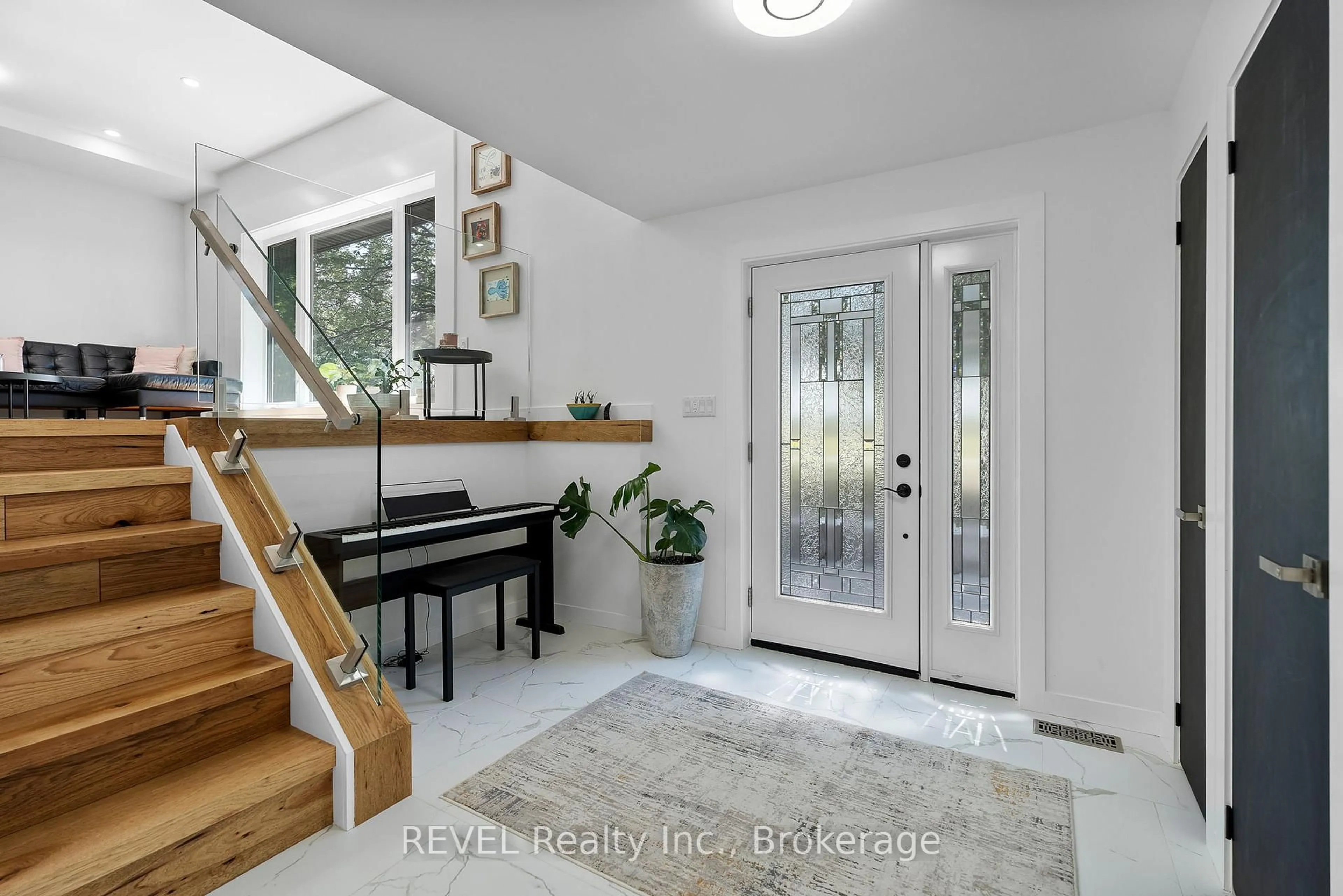 Indoor entryway for 1546 Nigh Rd, Fort Erie Ontario L2A 5M4