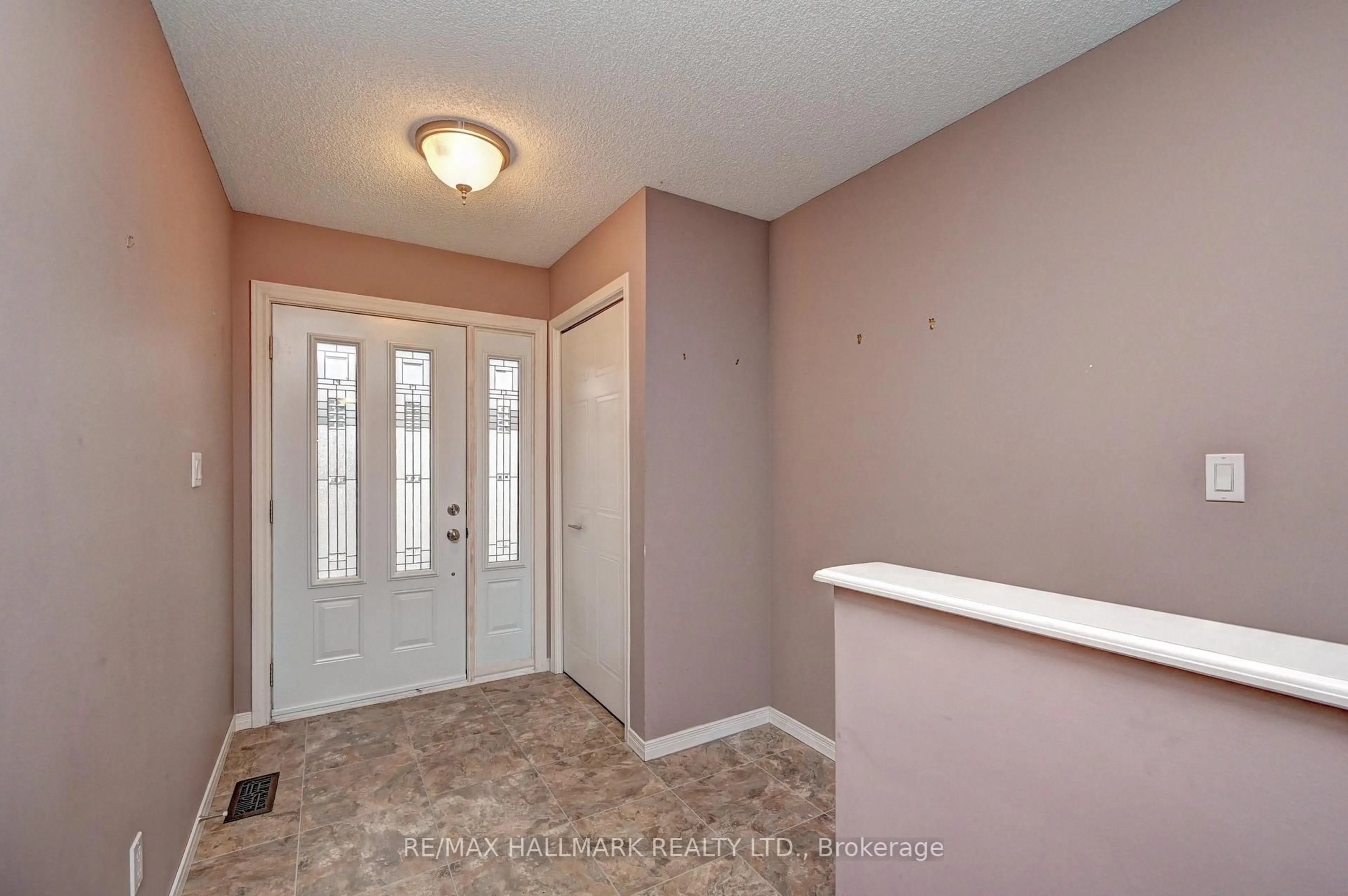 Indoor entryway for 2 Brasher Dr, Tillsonburg Ontario N4G 5T2